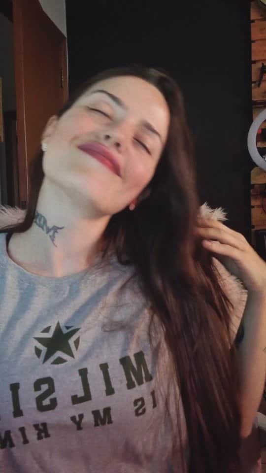 Anna Vargasのインスタグラム：「Faz tempo que queria postar um trechinho dessa música super gostosa do @kendersonaraujo pra vocês conhecerem. Ele é um amigo meu daqui de Cuiabá que faz várias coisas legais: canal de dicas de inglês, podcast viajadão, tem (ou tinha) um blog onde escreve com muita sensibilidade, compõe músicas lindas... enfim: artista né mores. Vão lá ouvir e recomendar a música dele! Depois não adianta reclamar que só porcaria que faz sucesso no Brasil! ☝😌」