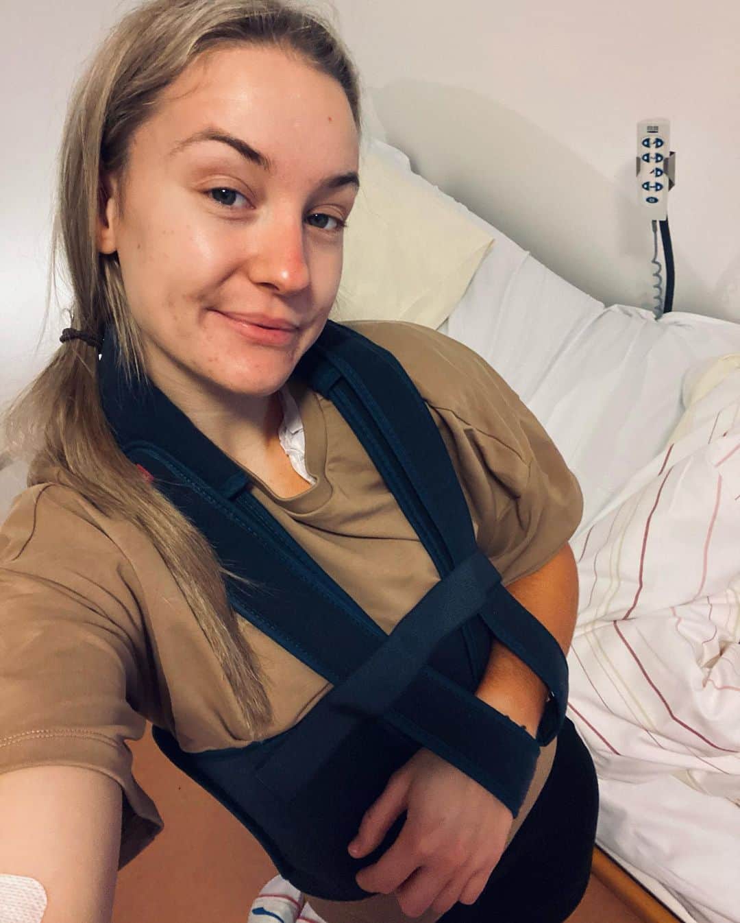のインスタグラム：「Das Jahr endet mit einer operierten Schulter, einer Schlinge und vielen Schmerzen…☹️  Es sollte dieses Jahr irgendwie nicht sein.   Ich bin vor ein paar Wochen auf meine Schulter gestürzt und habe seit dem keine bzw. nur sehr wenig Stabilität im Schultergelenk. Ich habe mir daher schon mehrfach die Schulter ausgekugelt, was wirklich schmerzhaft ist und immer in der Notaufnahme endet. Fakt war, dass es in der Form nicht weitergehen konnte.   Die letzten Wochen konnte ich mithilfe einer Orthese recht uneingeschränkt und schmerzfrei trainieren.   Die Strukturen in meiner Schulter sind durch den Sturz so arg kaputt gegangen, sodass eine konservative Behandlung leider nicht möglich war. Aus diesem Grund wurde ich heute bei Dr. Joneleit in Offenbach operiert und darf nach einer Nacht im Krankenhaus mit einer nagelneuen Schulter nach Hause 😌   Der Aufbau lief bis hierhin sehr gut. Nach meiner Coronainfektion, die sich bei mir Monate gezogen hatte, konnte ich endlich wieder Fortschritte sehen und meinen Körper endlich wieder kontrollieren.  Leider muss ich Euch nun mitteilen, dass aufgrund der OP keine Hallensaison für mich 2023 drin sein wird. Die Enttäuschung darüber ist unglaublich groß 😞 inwiefern ich im Sommer fit bin, lässt sich aktuell nicht sagen.  Fakt ist: ich werde stärker denn je zurückkommen, mir den Ars** in der Reha aufreißen und niemals den Kopf hängen lassen! Ich bin dankbar, dass ich sonst gesund bin und so tolle Menschen um mich herum haben, die mich unterstützen 🥹🧡   PS: mit dem Freund um meiner Schulter muss ich mich jetzt mehrere Wochen anfreunden. Ob ich das schaffe, werde ich Euch noch verraten. Wir sehen uns mit einem Reha Update in ein paar Wochen✌🏼  Macht’s gut, ich wünsche Euch besinnliche und schöne Weihnachten, kommt gesund ins neue Jahr und seid lieb zueinander 🎄  #comebackstronger #noindoors #kopfhoch」