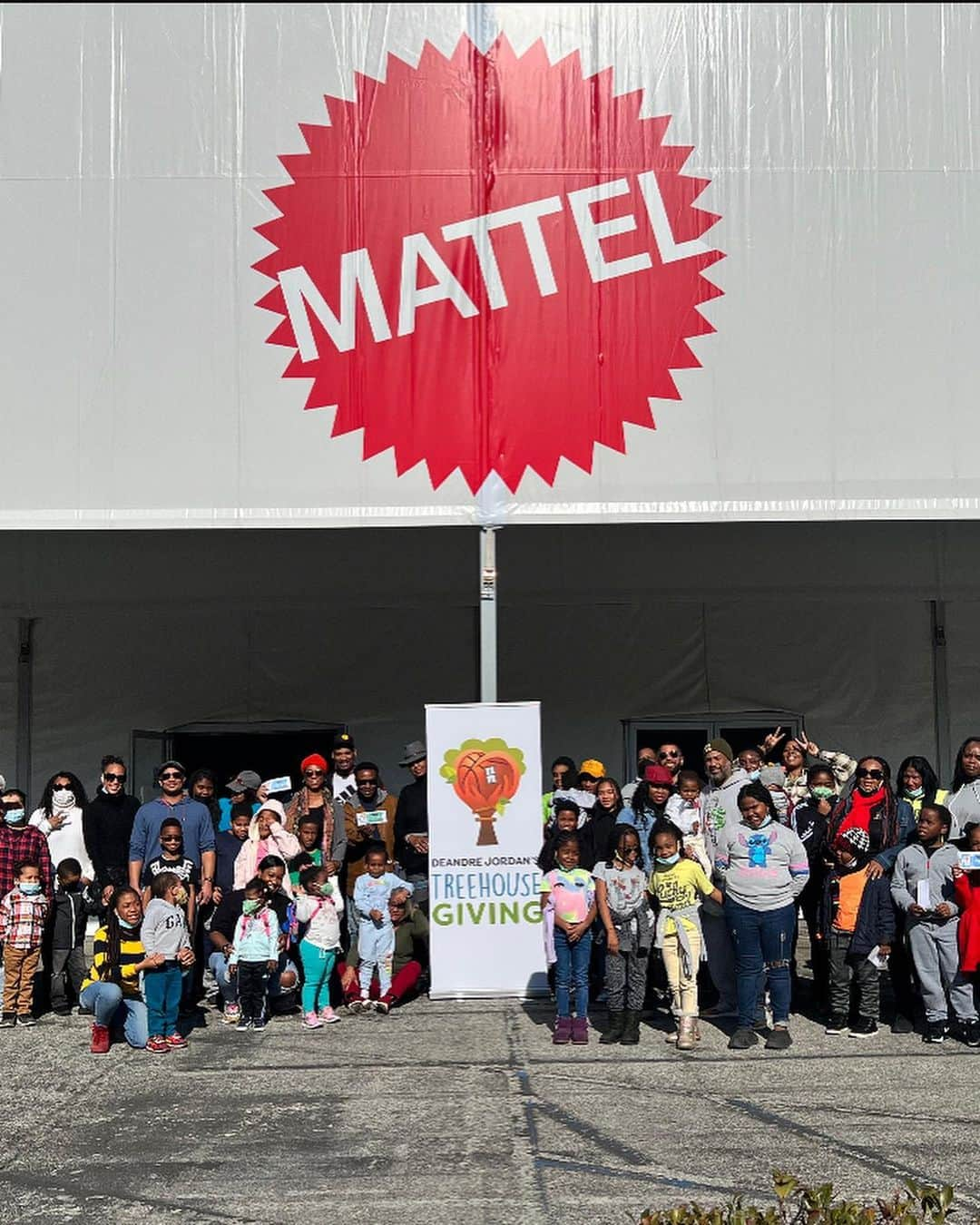 デアンドレ・ジョーダンのインスタグラム：「DAY 2 - This year we hosted a group of kids from @ultimatestudentathlete in LA for a day of shopping @mattel HQ!  This great organization does some amazing work with their youth.  #bettertogivethanreceive #6DaysofGiving #nbacares #denvernuggets」