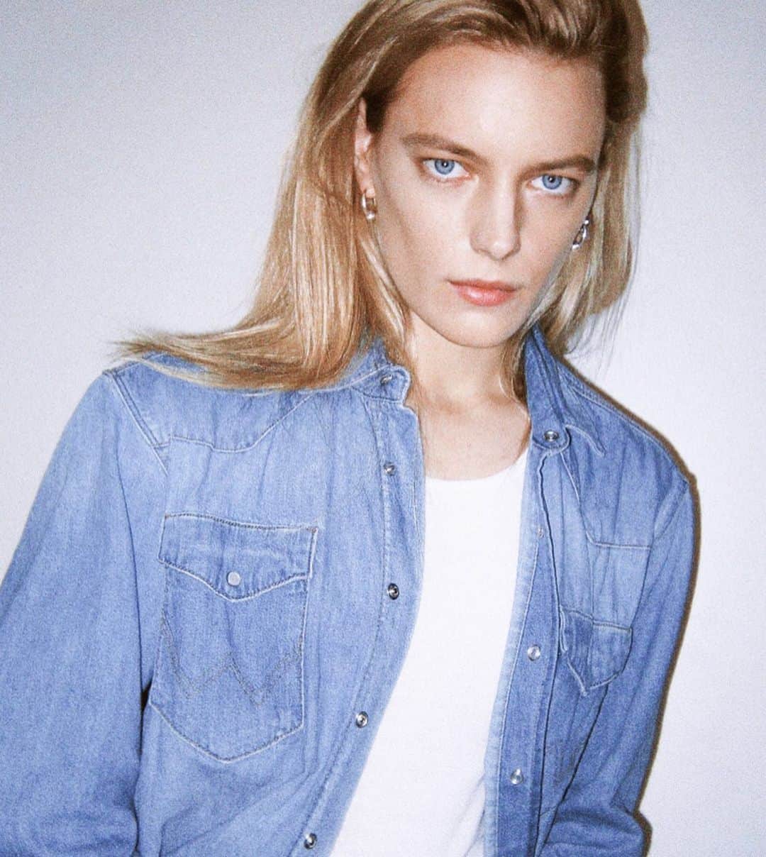 エリカ・リンダーのインスタグラム：「📸 @nymanjocke @mikasstockholm」