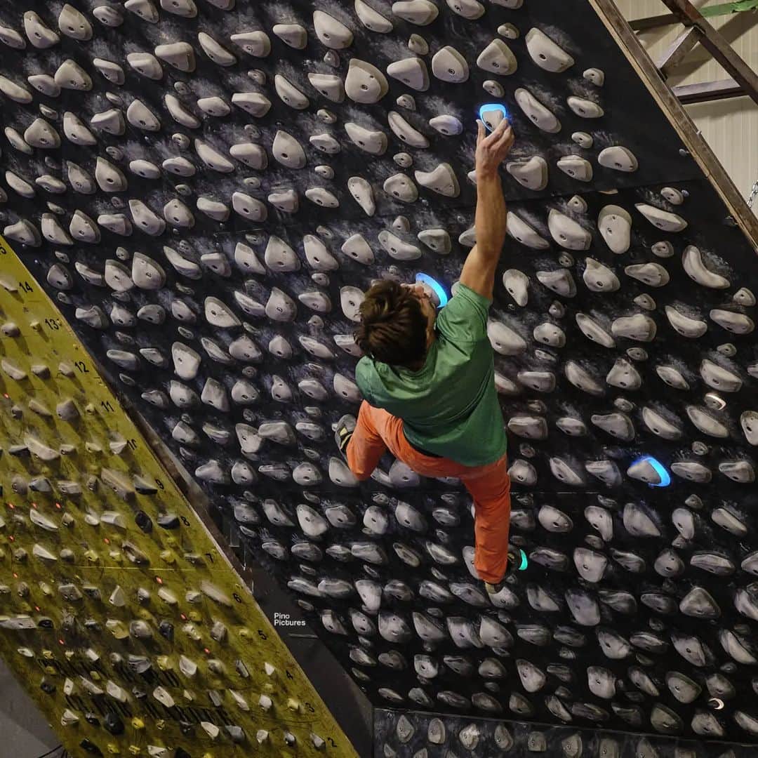 ヨルグ・バーホーベンのインスタグラム：「𝐂𝐚𝐭𝐚𝐥𝐮𝐧𝐲𝐚 𝐃𝐫𝐞𝐚𝐦𝐢𝐧' a good start... 🙉  So I’m here in Catalunya, ready to climb every day, but now it seems I’m injured already 😳🤦‍♂️ Day 1 arriving here, I tried to do an activation session after the long drive (ok the session escalated a little 😆), and hurt my ring finger hangboarding. It didn’t seem bad at first, and I kept climbing for a week, doing bad weather sessions in the gym with the locals, while working to rebuild Oliana on rest days. But then it got from bad to worse, and now it’s swollen and painful, so I stopped climbing 😑.  I’m super bummed, since the weather is prime, I feel fit, and the season just started, but I’ve had my fair share of injuries and I know I shouldn’t rush them. So right now I’m trying to get a diagnosis (any ideas to get an ultrasound on short term?), while taking a break from climbing. My abs and right biceps are gonna go nuts, since it’s the only thing I can do at the moment 😂  📸 @pinopictures」