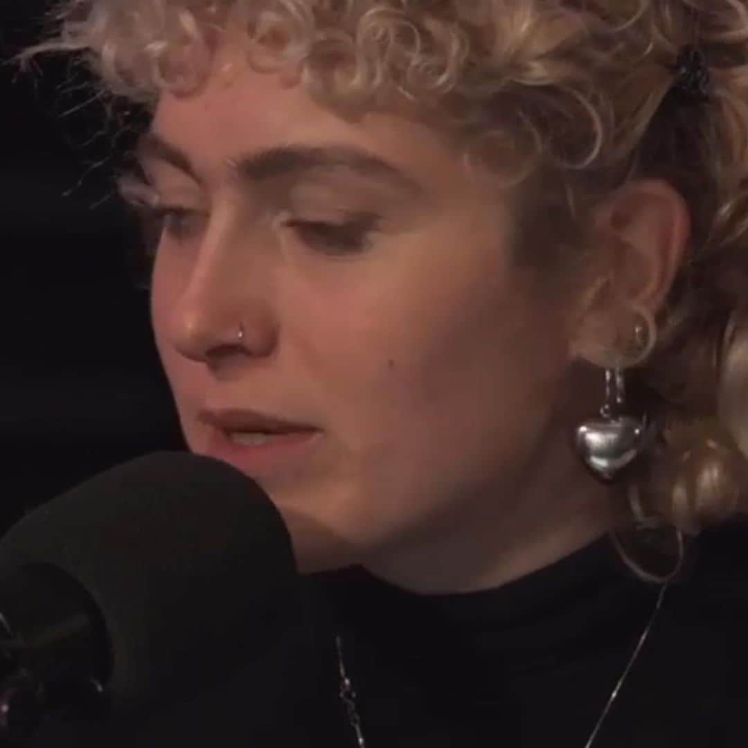 Sofia Viscardiさんのインスタグラム写真 - (Sofia ViscardiInstagram)「pick you fighter serietà edition per annunciare l’uscita di Anche Tu, podcast di @profilodiventi e @choramedia x @universalpicturesita scritto con la collaborazione di @ufficiofurore (cc @daughter_of_fury) dove io e @lorenzoluporini parliamo di cose importanti e speriamo di farlo con la delicatezza e la cura necessarie  da ieri per tre settimane 2 episodi ogni lunedì su tutte le piattaforme audio gratuite  grazie @lasilviar @quidwilla @annan_gelica」12月21日 3時22分 - sofiaviscardi