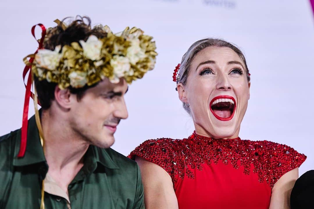 ポール・ポワリエのインスタグラム：「united through everything • looking back on a wonderful GP season • 📸: @jmfotoz / @isufigureskating」