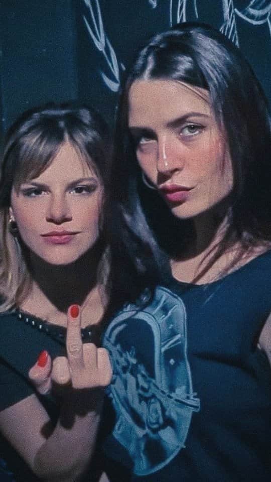 Anna Vargasのインスタグラム：「Da série: Tenho as melhores amigas e posso provar. Por que choras, André Matos? kkkkkkkkk #karaokenights #vintage #friends @juliana.custodio86 Desculpe amiga, mas esse tava engraçado demais pra deixar só entre nós. 🤭」
