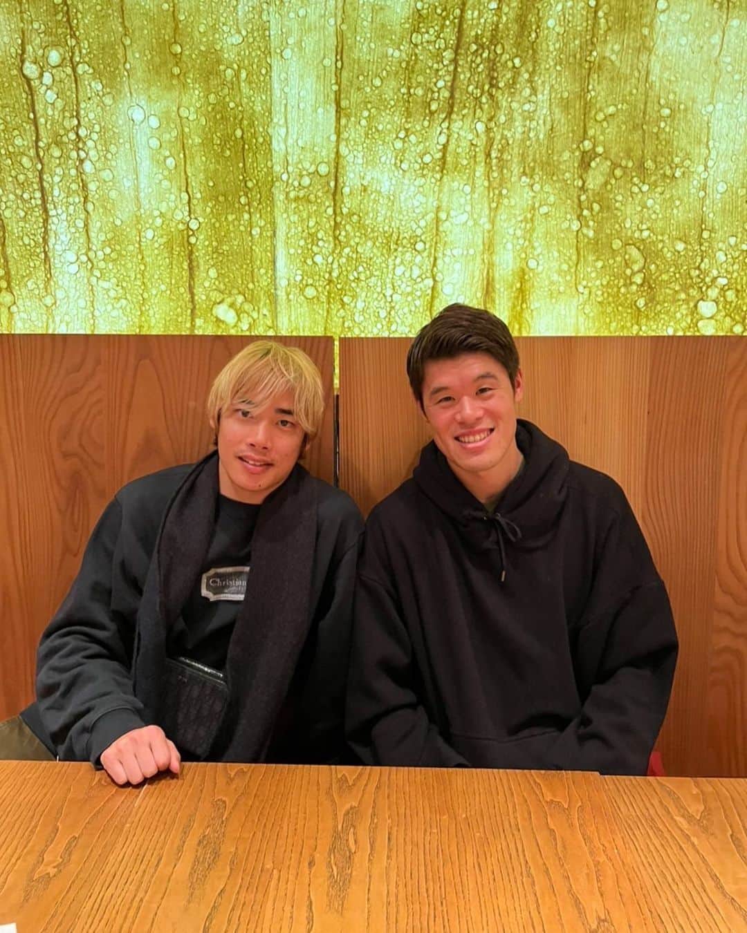 酒井宏樹のインスタグラム：「旅の最後はパリで純也と。 今年も頑張りましょう！」
