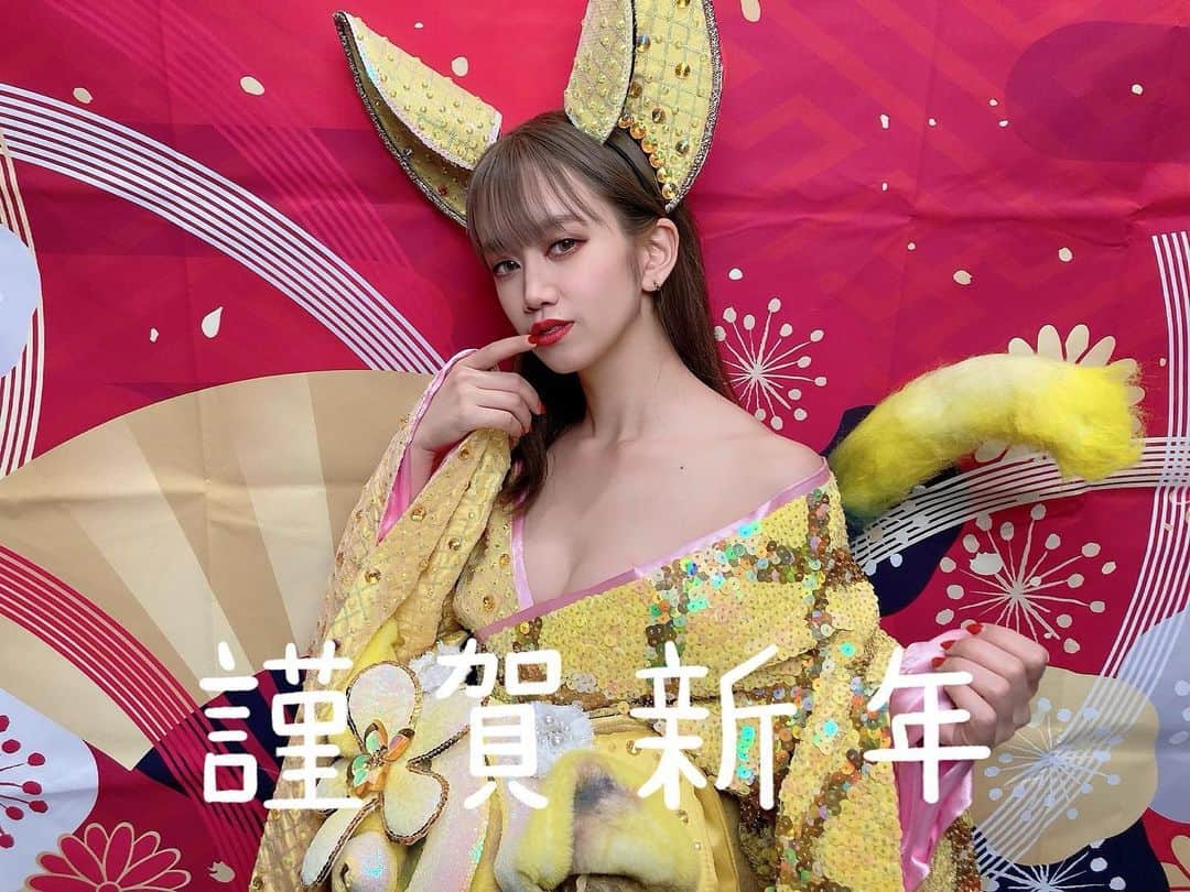 JULIEのインスタグラム：「新年明けましておめでとうございます🎍  昨年は沢山の方に支えられ、本当にお世話になりました🫶 皆様のお陰であっという間の一年でした 今年も沢山皆様に笑顔になってほしいのでぶっ飛んでエンターテイナーしていきますので、どうぞよろしくお願いいたします🐰❤️‍🔥  #パリオン #バーレスク東京 #Tokyo #スニーカー女子 #小悪魔ageha #showclub #showDancer #fashion #l4f #l4l #selfie #ビジョビ#gal #followforfollowback #水着 #水着ギャル #Japanese #Japanesegirl #Japanesegravure #Love #Instagood #謹賀新年 #卯年 #2023」