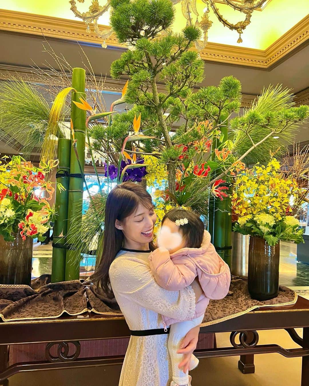 のインスタグラム：「. 新年のご挨拶🎍 . 新しい年を迎え 皆様のご健康とご多幸をお祈り申し上げます。 . 年末年始は都内でゆっくり過ごしたり 義実家で親戚の会に参加したりと おだやかな家族時間を過ごしました。 . 義実家では子ども達が楽しそうに ボールプールで遊ぶ姿にほっこり☺️ . 娘にとって初めての動物園では 珍しい動物たちに目を丸くして、 じっと見つめる姿が微笑ましかったです。 . 人見知りだし、元々お正月はぐうたらしていたいと思う 私ですが、娘のおかげでアクティブに動けて 心から楽しむお正月になりました。 . 2023年もたくさんのご縁や発見を 大事にできると良いです。 . 本年もどうぞよろしくお願い致します。 . #新年のご挨拶 #2023年  #女の子ママ #2022年3月生まれ #9ヶ月ベビー  #赤ちゃんのいる生活 #新米ママ  #子連れ旅行 #子連れ旅行 #ママコーデ  #ママファッション #アラサーコーデ」