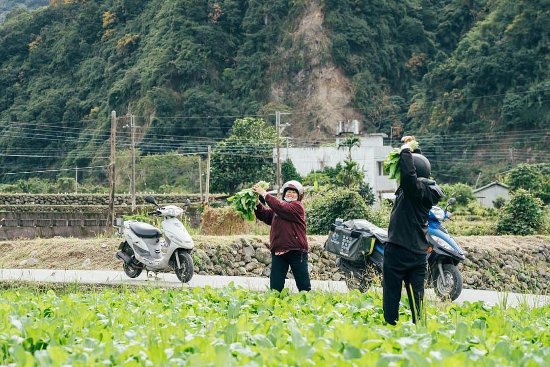 李翔さんのインスタグラム写真 - (李翔Instagram)「儲值了35年的人情冷暖 玉枝阿姨在去年的12/31號 完成了這些年的派報生涯   我感動的是，在最後一份報紙放下時 阿姨回答我的是謝謝 謝謝有你們陪我送完 那是種鼻酸卻不適合掉淚的場合 所以我用微笑回報阿姨   阿姨笑說 差差今年才送信17年 還要做多一倍的時間才能退休 等到退休時要幫我盛大舉辦這樣 我心想，在這位大前輩面前 17的年資，就像剛出社會般的青澀吧？   每當我處心積慮地想拍阿姨 但總被她跟客戶之間的互動給影響 轉眼，我也變成那畫面的一部分 融入在阿姨與居民慶祝退休的和樂 感性如我，那瞬間 所有陌生都變親切 索性加入一起合照的行列   我曾跟過最遠的路線 那幾天是好天氣 那麼35年裡，那些我不想出門的壞天氣呢？ 阿姨跟叔叔還堅持在崗位 我因為工作厭世過 格外能體會這份酸楚 所以問過阿姨 都沒有要放棄的念頭嗎？ 阿姨回，人不開心過也一天 開心過也是一天 我心想這麼豁達，這心理素質到底奪強大 阿姨就是這樣 跟拍照一樣不將自己設限 儲值與大自然共生 儲值著居民之間的情感交流   文長了，無法言盡這五次跟著派報的心情 我只能說，照片裡 就是我生活中最喜歡的樣子 跟家一樣 無條件親切在現實中喘不過氣的自己。 ⁡ ⁡ Lens: #SEL24105G ⁡ #SonyAlpha #SonyA7C  #Sony台灣之美 @sonytaiwan  @sonyalpha」1月5日 0時54分 - rookie030