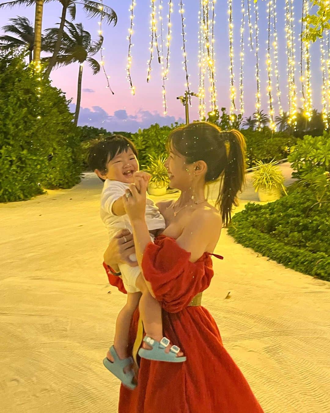 舟山久美子（くみっきー）のインスタグラム：「今日で一歳四カ月👶♡  私たちを親にしてくれてありがとう🥹  モルディブへの子連れ旅行の質問が多いので、 忘備録として📝！  フライトは✈️約20時間。 正直不安しかありませんでしたが… 行ってみたらほぼ寝てくれたので問題なくて一安心😮‍💨ふぅ  意識したのは、夜便にした事と、 乗り継ぎ時にたくさん歩かせ事🙆‍♀️ カタールでの乗り継ぎでしたが、ガーデンエリアと言って、 緑に囲まれた素敵な場所があったので楽しかったです🌿  今回宿泊しているのは@ritzcarltonmaldives   出来てから2年目のホテルなのですが、キッズルームが楽しそうだったのと、お部屋のデザインが素敵で選びました☺️ 自然を生かした曲線美！🥹🙏❤️✨✨✨✨  太陽エネルギーを主体としていて、 環境にやさしい取り組みをしているサスティナブルな リゾートというところも選んだポイントです。  スワイプすると 3枚目は水上ヴィラ。 4枚目はビーチヴィラ。  水上ヴィラは、海の中に自分がいるようで、 心がクリアになっていく感覚を実感できました✨ 二人きりの時間を過ごすにもベストな空間なので、 新婚旅行にも最高だなぁと♡  ビーチヴィラは、小さな子供がいるご家庭はオススメです♡ 目の前がビーチなのと陸にあるので落ちないかの心配からは解放されます！🤣笑  水上ヴィラは、シュノーケルしておるお隣さんがこんにちは！となる事もあるので…笑　 プライベート感が強いのはビーチヴィラかなぁ🏖 ⚠︎あくまで個人の感想です  5枚目からは、Ritz Kidsの様子を❣️  日本人のお子さんもいて 息子もお友達が出来て楽しそうでした🥹✨ (わたしもお話しして楽しかった♡)  ネットで見ていると4歳〜は託児所感覚で預けらるそう🙆‍♀️ (現地では2歳〜と言ってましたが要確認！)  子供同士でも楽しそうに遊んでいたので 大人がゆったりした時間を過ごしたい時に みなさん活用している感じ♡  日差しは強いので、 ラッシュガードや帽子、日焼け対策はマストですね🌞 (風も強いので、帽子は飛ばないものをおすすめします！)  食事は、日本から少し離乳食を持っていきつつも 現地ではキッズメニューが色々あります✨ そして、スタッフさんに言うと食べやすいサイズに切ってくれたり、とても親切なのでほぼ困らず🙏！  日本食レストランも入っているので助かりました！ 😘  とにかくホスピタリティあふれるサービスと 人柄に今回も終始感動でした♡  お部屋に居ても毎日いろんなおもてなしがあったり、 朝食会場では息子の名前を毎回呼んでくれて遊んでくれたり とにかくheartfulです🫶  息子も自分の意志を伝えられるようになってきて、 周りの人とコミュニケーションが取ったり、たったの1年4カ月でこんなにも成長するんだなぁと毎日見ていて飽きないです🥹  最後の動画もいろんなものを見て感じて楽しそう🫶  母としては、息子の好き嫌いや 興味を知れるのがとってもたのしいなぁ✨  いつも幸せと笑顔をありがとう♡  もっといろんなところに一緒に行きたいなぁ そしていろんな表情をたっぷり見せてね😉🤍🤍  #モルディブ #モルディブ旅行  #海外旅行  #新婚旅行 #子連れ旅行  #子連れ海外  #キッズルーム  #ritzkids  #maldivesresort  #maldive  #maldives」