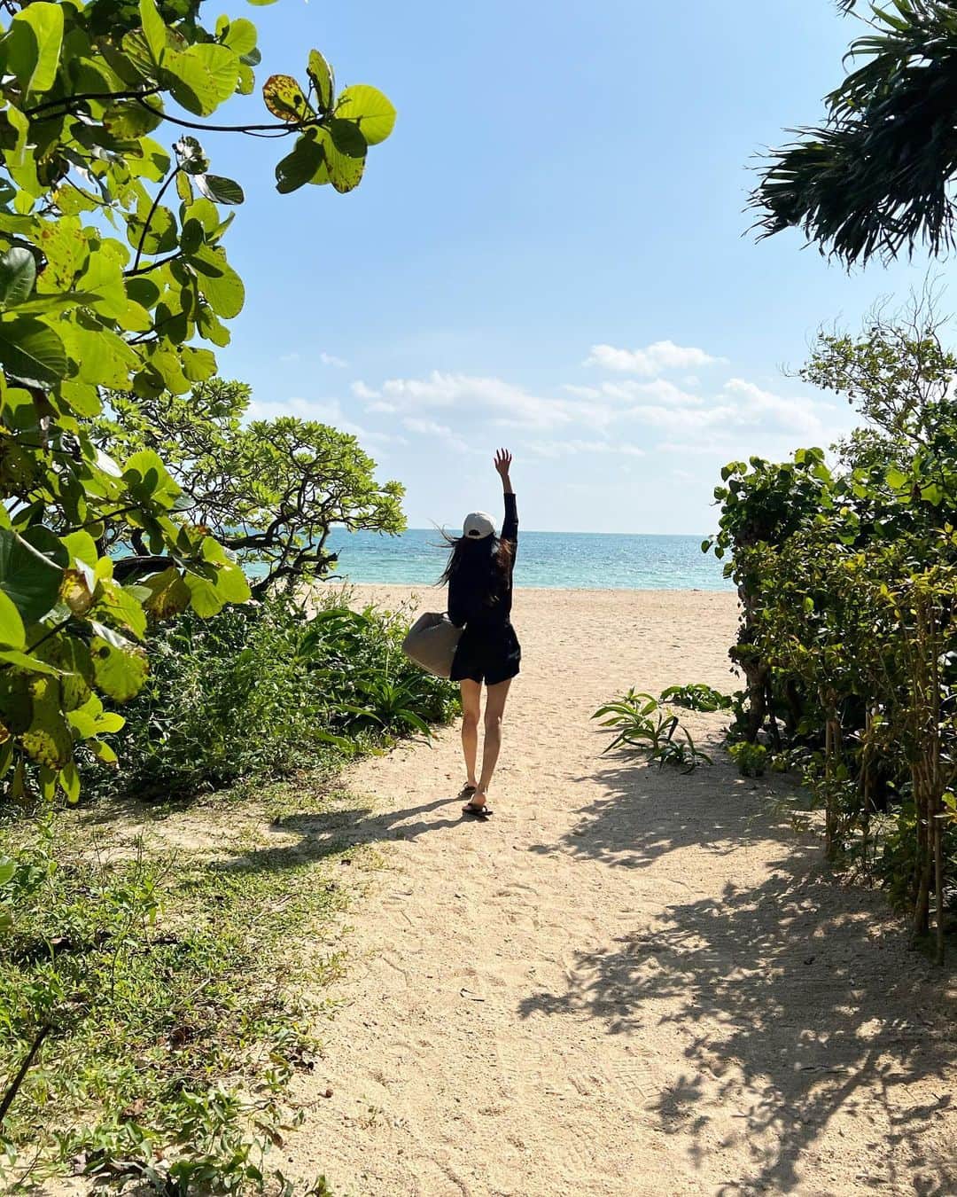 近藤千尋のインスタグラム：「今回のお正月旅行は @risonarekohamajima  小浜島へ✈️🌊🌺🐠 子供も私たちも大好きな星のやさん😘  ハワイの結婚式以来、 岡山と豊田の両親も一緒に行けて 子供達も大喜びでした🥹💓  シュノーケリングに🤿したり、 シーサー作りしたり、 左から太田夫婦で作ったシーサーなんだけど 夫婦感出てると言われた❤️笑 施設内を電動キックボードで移動したり笑  思い出が沢山できました👍🥰  小浜島、初めて行ったけど 海もお魚もとても綺麗で感動しました🥹✨  2023年も家族のために頑張るぞ！！と 思える冬休みでした💕」