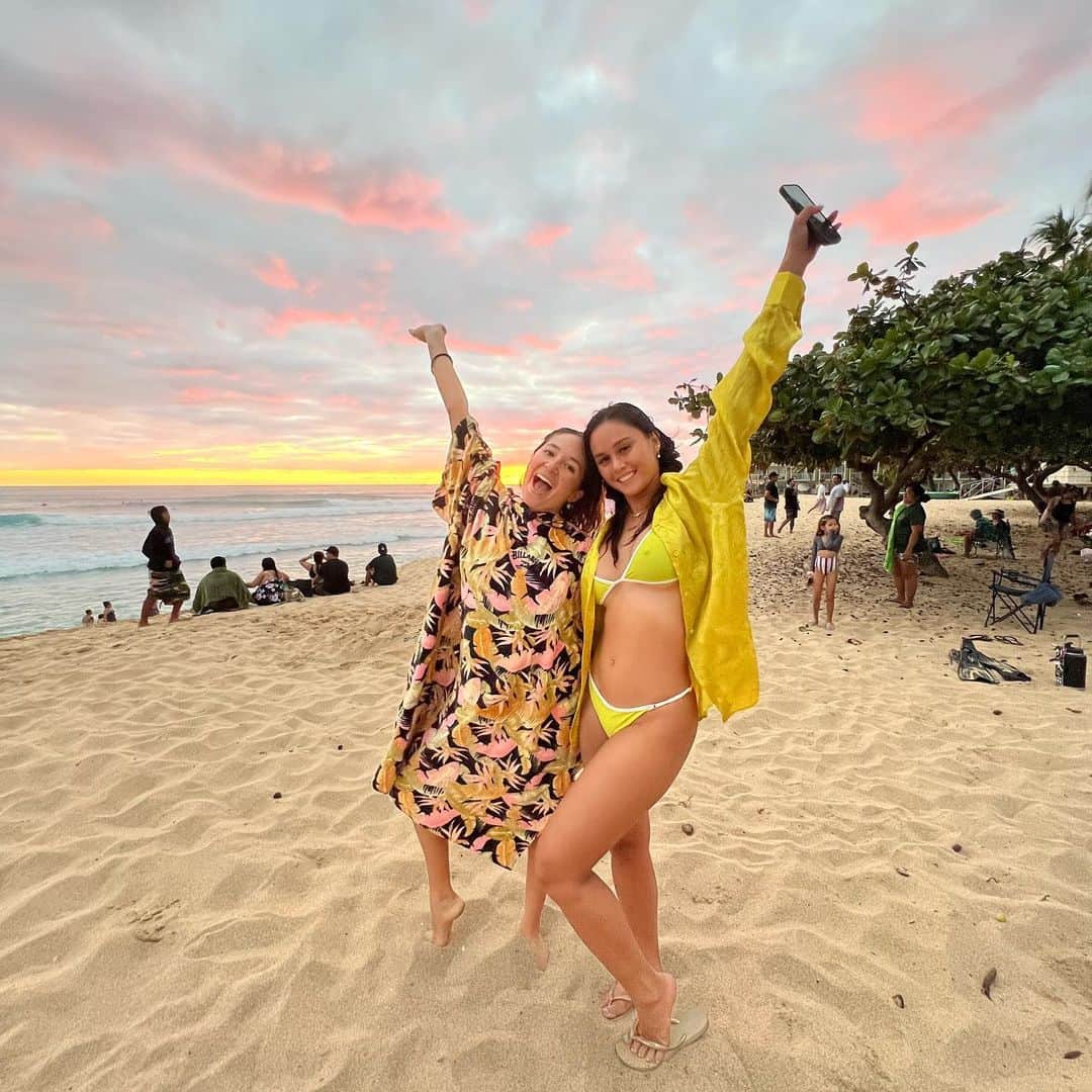 アリッサ ウーテンのインスタグラム：「Winter break 22’! Every break I feel I go a little crazy haha very happy Noa’s going back school tomorrow!  This year was filled with yummy food, friends, and lots of laughs!  So happy to be starting 23’ on a positive happy note! ✨」