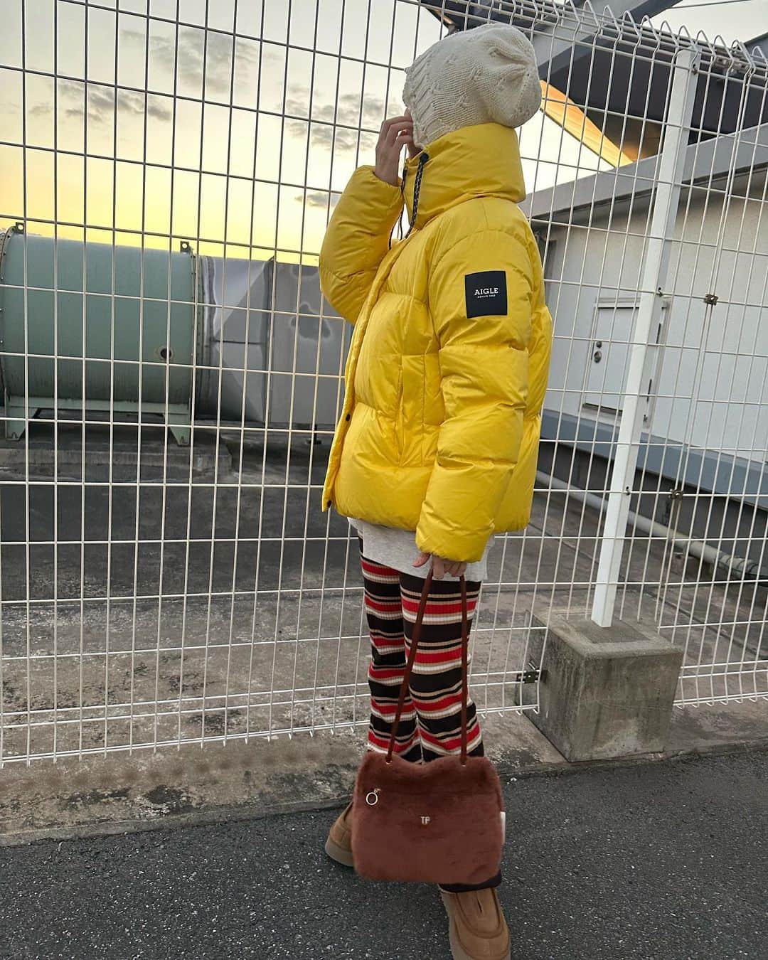 三戸なつめのインスタグラム：「夕陽きれーだったよ！ のついでに久しぶりの #なつめ服 🌅 今年はいつも以上にカラフルにハッピーなコーディネートたくさんしたいなぁって思っているよ🌈 UNIQLOMARNIのニットパンツお気に入りすぎてほぼこれ毎日🧶 #mito_natsume」