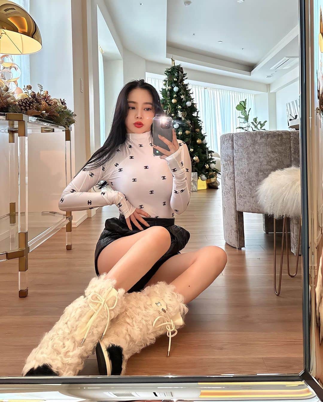 megbabyのインスタグラム：「ツリー🎄を片付ける前に履いていないブーツと記念写真🐰🤍  今日はツリーを片付けて部屋を整理して 明日から仕事始め🫶🏻  みなさんのコメントにゆっくりお返事したいと思います❤️」