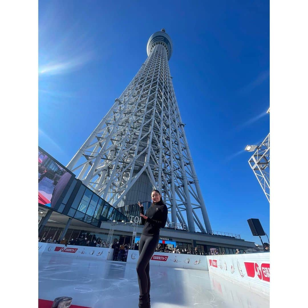 安藤美姫さんのインスタグラム写真 - (安藤美姫Instagram)「My first work in 2023 was Skating event under the Skytree✨⛸️🐰 Thank you for having me with you all💕💕💕 It was great time to skate also under the blue sky😌😌😌⛸️  2023年の初仕事は “TOKYO SKYTREETOWN® ICE SKATING PARK 2023 オープニングセレモニー”での初滑りでした😌✨💕⛸️🐰 去年に引き続きまた新年をこんな素敵な青空の下&スカイツリーの下で空気を感じながら滑れた事本当に気持ちよく楽しい時間でした😌😌😌 また沢山の方が足を止めて下さり本当にありがとうございました😌😌💕  是非皆様も本物の氷でスケートしてみてくださいね⛸️⛸️ スカイツリーをバックに記念撮影も最高に迫力ある写真が撮れますよ〜🫶🔥🔥🔥 冬の思い出に是非🥰🥰🥰  #スカイツリー #東京スカイツリー  #tokyoskytreetower  #東京スカイツリータウン  #東京スカイツリーソラマチ  #スケート #フィギュアスケート #安藤美姫 #ソラカラちゃん  #tokyo o  #mikiando  #日清製粉グループ  様 #東武鉄道　様」1月4日 16時29分 - miki_m_ando0403