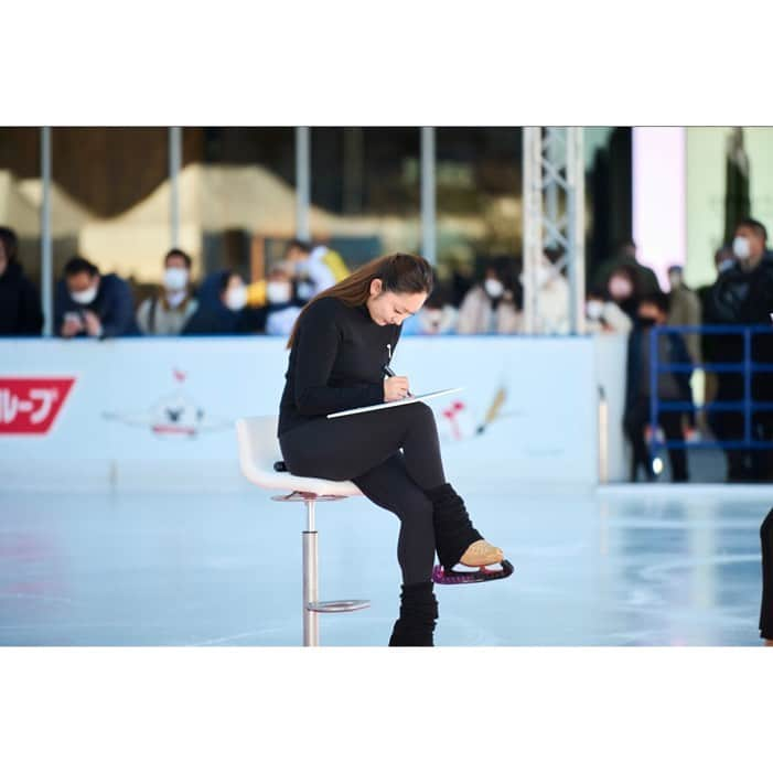 安藤美姫さんのインスタグラム写真 - (安藤美姫Instagram)「My first work in 2023 was Skating event under the Skytree✨⛸️🐰 Thank you for having me with you all💕💕💕 It was great time to skate also under the blue sky😌😌😌⛸️  2023年の初仕事は “TOKYO SKYTREETOWN® ICE SKATING PARK 2023 オープニングセレモニー”での初滑りでした😌✨💕⛸️🐰 去年に引き続きまた新年をこんな素敵な青空の下&スカイツリーの下で空気を感じながら滑れた事本当に気持ちよく楽しい時間でした😌😌😌 また沢山の方が足を止めて下さり本当にありがとうございました😌😌💕  是非皆様も本物の氷でスケートしてみてくださいね⛸️⛸️ スカイツリーをバックに記念撮影も最高に迫力ある写真が撮れますよ〜🫶🔥🔥🔥 冬の思い出に是非🥰🥰🥰  #スカイツリー #東京スカイツリー  #tokyoskytreetower  #東京スカイツリータウン  #東京スカイツリーソラマチ  #スケート #フィギュアスケート #安藤美姫 #ソラカラちゃん  #tokyo o  #mikiando  #日清製粉グループ  様 #東武鉄道　様」1月4日 16時29分 - miki_m_ando0403