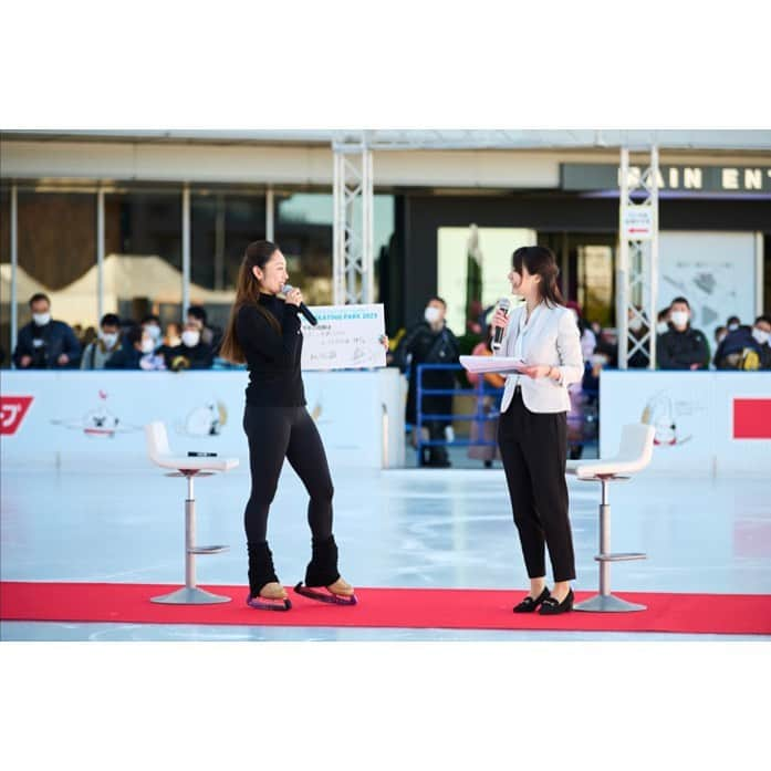 安藤美姫さんのインスタグラム写真 - (安藤美姫Instagram)「My first work in 2023 was Skating event under the Skytree✨⛸️🐰 Thank you for having me with you all💕💕💕 It was great time to skate also under the blue sky😌😌😌⛸️  2023年の初仕事は “TOKYO SKYTREETOWN® ICE SKATING PARK 2023 オープニングセレモニー”での初滑りでした😌✨💕⛸️🐰 去年に引き続きまた新年をこんな素敵な青空の下&スカイツリーの下で空気を感じながら滑れた事本当に気持ちよく楽しい時間でした😌😌😌 また沢山の方が足を止めて下さり本当にありがとうございました😌😌💕  是非皆様も本物の氷でスケートしてみてくださいね⛸️⛸️ スカイツリーをバックに記念撮影も最高に迫力ある写真が撮れますよ〜🫶🔥🔥🔥 冬の思い出に是非🥰🥰🥰  #スカイツリー #東京スカイツリー  #tokyoskytreetower  #東京スカイツリータウン  #東京スカイツリーソラマチ  #スケート #フィギュアスケート #安藤美姫 #ソラカラちゃん  #tokyo o  #mikiando  #日清製粉グループ  様 #東武鉄道　様」1月4日 16時29分 - miki_m_ando0403