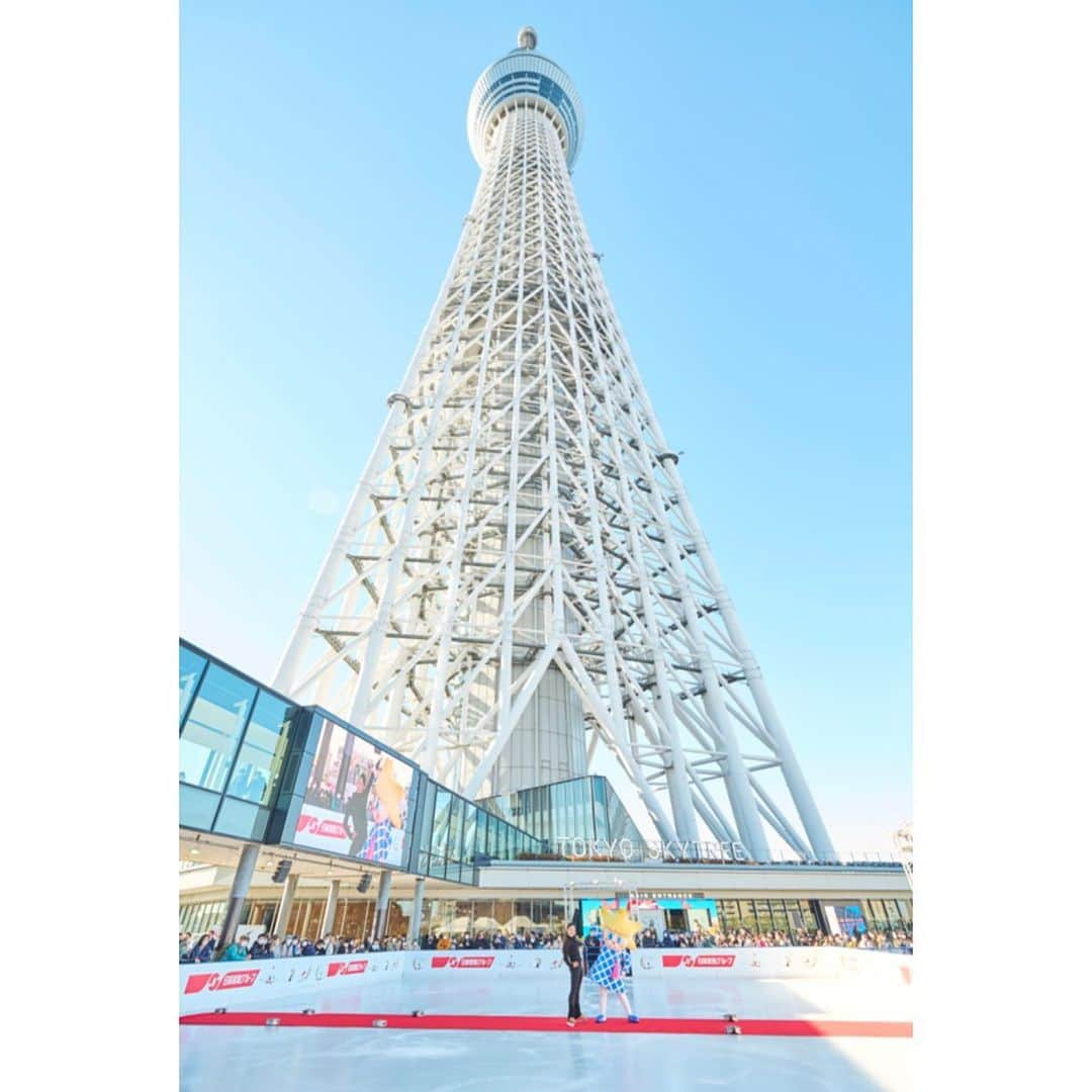 安藤美姫さんのインスタグラム写真 - (安藤美姫Instagram)「My first work in 2023 was Skating event under the Skytree✨⛸️🐰 Thank you for having me with you all💕💕💕 It was great time to skate also under the blue sky😌😌😌⛸️  2023年の初仕事は “TOKYO SKYTREETOWN® ICE SKATING PARK 2023 オープニングセレモニー”での初滑りでした😌✨💕⛸️🐰 去年に引き続きまた新年をこんな素敵な青空の下&スカイツリーの下で空気を感じながら滑れた事本当に気持ちよく楽しい時間でした😌😌😌 また沢山の方が足を止めて下さり本当にありがとうございました😌😌💕  是非皆様も本物の氷でスケートしてみてくださいね⛸️⛸️ スカイツリーをバックに記念撮影も最高に迫力ある写真が撮れますよ〜🫶🔥🔥🔥 冬の思い出に是非🥰🥰🥰  #スカイツリー #東京スカイツリー  #tokyoskytreetower  #東京スカイツリータウン  #東京スカイツリーソラマチ  #スケート #フィギュアスケート #安藤美姫 #ソラカラちゃん  #tokyo o  #mikiando  #日清製粉グループ  様 #東武鉄道　様」1月4日 16時29分 - miki_m_ando0403