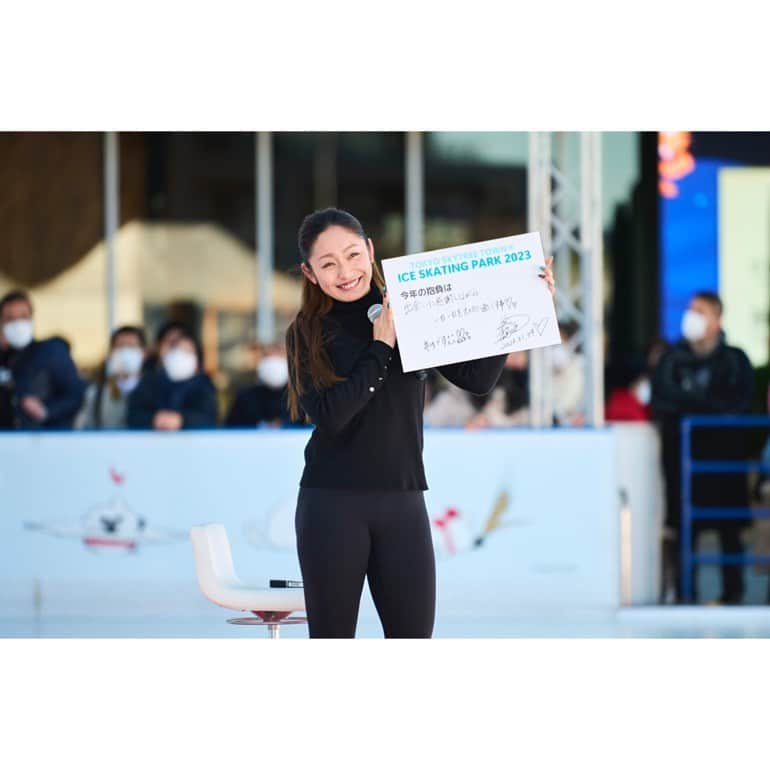 安藤美姫さんのインスタグラム写真 - (安藤美姫Instagram)「My first work in 2023 was Skating event under the Skytree✨⛸️🐰 Thank you for having me with you all💕💕💕 It was great time to skate also under the blue sky😌😌😌⛸️  2023年の初仕事は “TOKYO SKYTREETOWN® ICE SKATING PARK 2023 オープニングセレモニー”での初滑りでした😌✨💕⛸️🐰 去年に引き続きまた新年をこんな素敵な青空の下&スカイツリーの下で空気を感じながら滑れた事本当に気持ちよく楽しい時間でした😌😌😌 また沢山の方が足を止めて下さり本当にありがとうございました😌😌💕  是非皆様も本物の氷でスケートしてみてくださいね⛸️⛸️ スカイツリーをバックに記念撮影も最高に迫力ある写真が撮れますよ〜🫶🔥🔥🔥 冬の思い出に是非🥰🥰🥰  #スカイツリー #東京スカイツリー  #tokyoskytreetower  #東京スカイツリータウン  #東京スカイツリーソラマチ  #スケート #フィギュアスケート #安藤美姫 #ソラカラちゃん  #tokyo o  #mikiando  #日清製粉グループ  様 #東武鉄道　様」1月4日 16時29分 - miki_m_ando0403