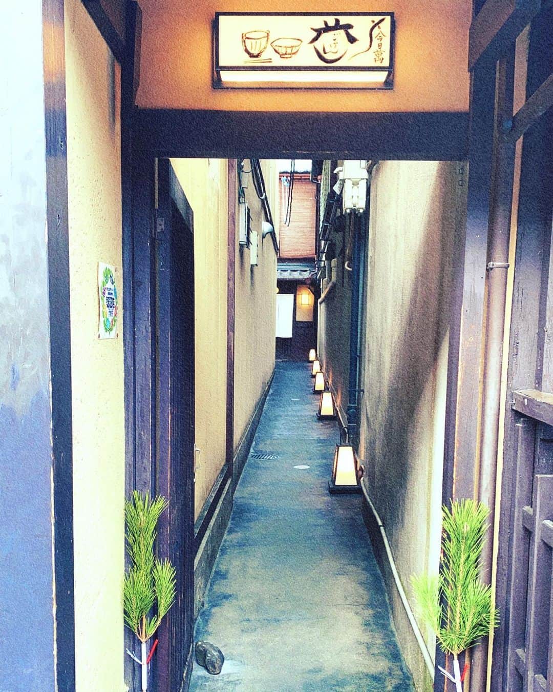 高橋メアリージュンさんのインスタグラム写真 - (高橋メアリージュンInstagram)「#Kyototrip  #hometown  私は京都で生まれ、4才から滋賀で育ちました。14歳まで比叡山の中にある小さな町に住んでいました⛰  そこは滋賀と京都の県境で私はよく滋賀にも京都にも行っていました。 なので、私にとって滋賀も京都も地元だと思っています^ ^  ちなみに14歳からLasVegasに留学し(カジノやってへんよ。笑) 赤ちゃんの頃から何度もフィリピンに行っています。 たくさん故郷があって幸せです🌍   ------------------------------------  I was born in Kyoto and grew up in Shiga from 4years old🌅  I lived a small town in Mt.Hiei untill 14years old⛰  The place is the border between Kyoto and Shiga prefectures. So I often went to both Shiga and Kyoto✨  That's why I think Shiga and Kyoto are my hometown♡  As a side note, I went to LasVegas to study when I was 14years old🇺🇸(not to casino😂) And I went to the Philippines a lot from when I was a baby🇵🇭  So I have many hometown. I'm happy for that🌍」1月4日 16時50分 - maryjuntakahashi