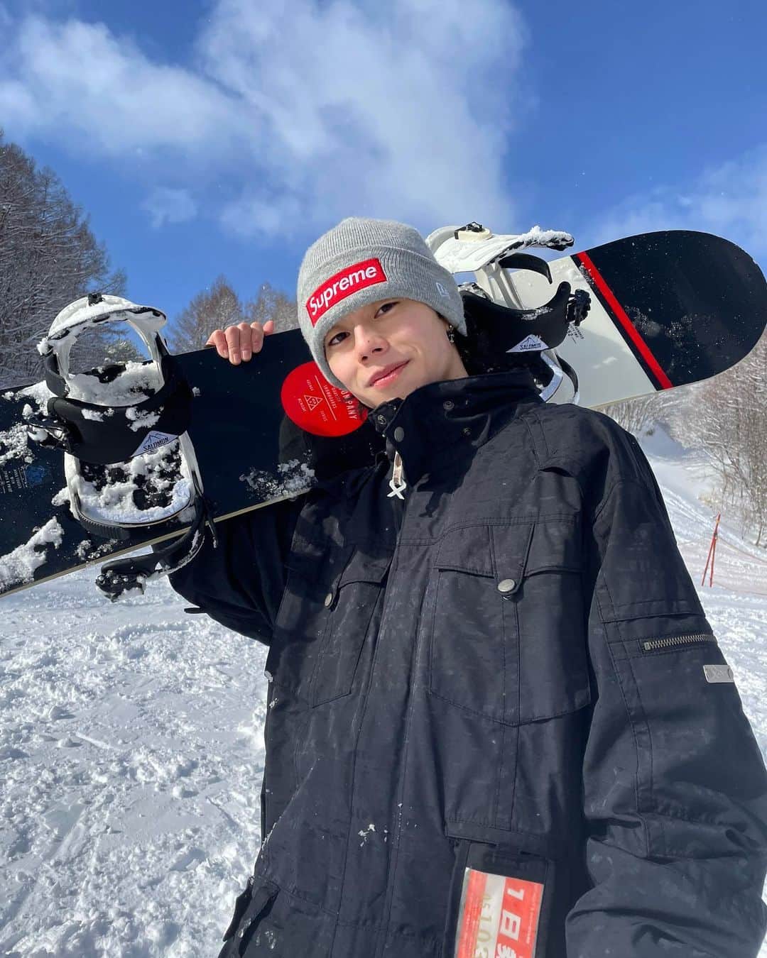 しょーきのインスタグラム：「明けましておめでとうございます⛩ 新年1発目はスノボに行ってきた🏂 新年早々いい滑り出しでした✌🏻  今年はどんな出会いがあってどんな年になるのかワクワクしてます😁  みんなは今年どんな年にしたいですか？ 去年YouTuberのコムドットさんの有言実行を見て 目標は口にすれば叶うと本当に思いました。 なので、僕も目標をSNSに書きたいと思います。  今年tiktok LIVEでもう一度日本を取りに行きます🔥🔥  前回もそうですが、 僕だけの力では到底難しかったです。 なので、ファンの皆さんにも力を貸してほしいと思います💪🏻🔥 必ず達成しましょう‼️」