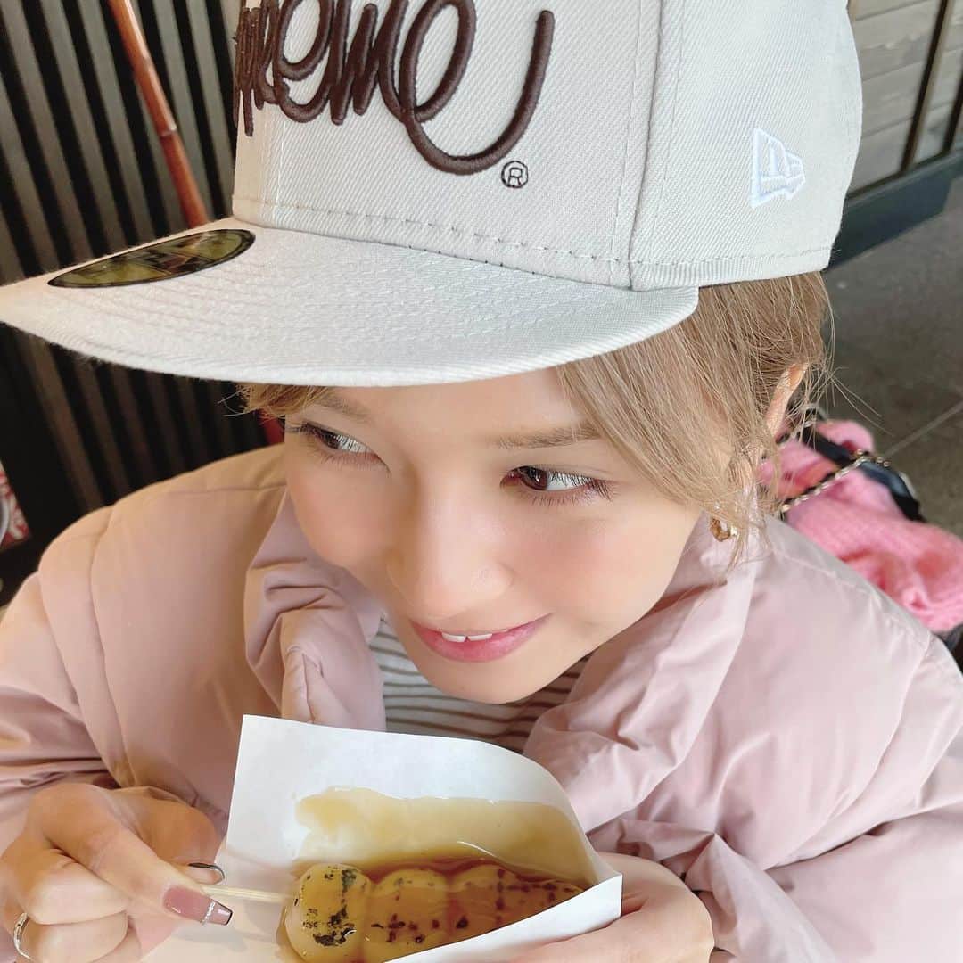 のインスタグラム：「. #今年初みたらし🍡 焼きたてやばかったよ🤤🫠  みんなはお正月何が美味しかった？😉🍱」