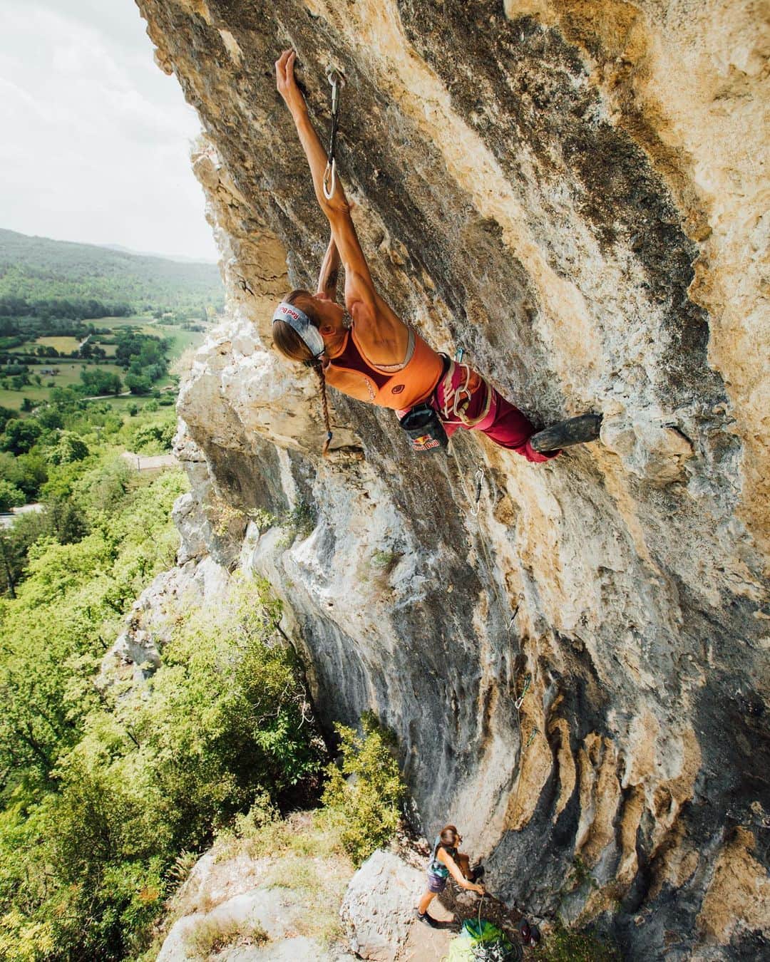 アンジェラ・アイターのインスタグラム：「Together with @bernieruech I developed a new climbing area in Croatia. There are 10 lines, two of which are still open projects waiting for a first ascent 😉 Our topos were published in Pareti, Climax and in Klettern. • 📷 @raphealpöham //: „Joker“ • #verleihtflügel @outdoorregionimst @lasportivagram @team_edelrid」