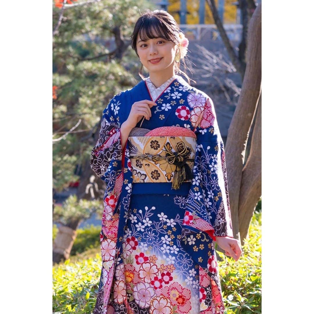 紺野彩夏のインスタグラム：「スペースクラフト・エージェンシー 2023年新春晴れ着取材会で取材していただきました！ ぜひチェックしてみてください〜！ 今回の振袖は、一蔵さまにご協力いただきました！ とっても素敵な振袖ありがとうございました☺︎  写真はとってもかわいいはろちゃんと、事務所のみなさんと🫶 #一蔵  #振袖の一蔵  #振袖」
