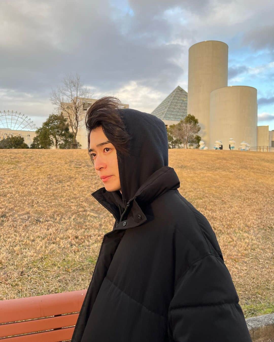 鈴村梨公のインスタグラム：「冬寒すぎてやっぱ嫌いです🥶  #ファッション好きな人と繋がりたい #韓国ファッションコーデ #古着コーデ #大学生ファッション #韓国コーデ #instagood #instagram #instafashion #メンズファッション #シャツコーデ #白ニット #アウトレット #メンズファッションコーデ #デニムコーデ #カフェ #fashionblogger #fashionista #カップルコーデ#fashion #fashionstyle #お洒落さんと繋がりたい #おしゃれさんと繋がりたい #オシャレさんと繋がりたい #ootd #ハーフジップニット#mensfashion #menstyle#センターパート男子」