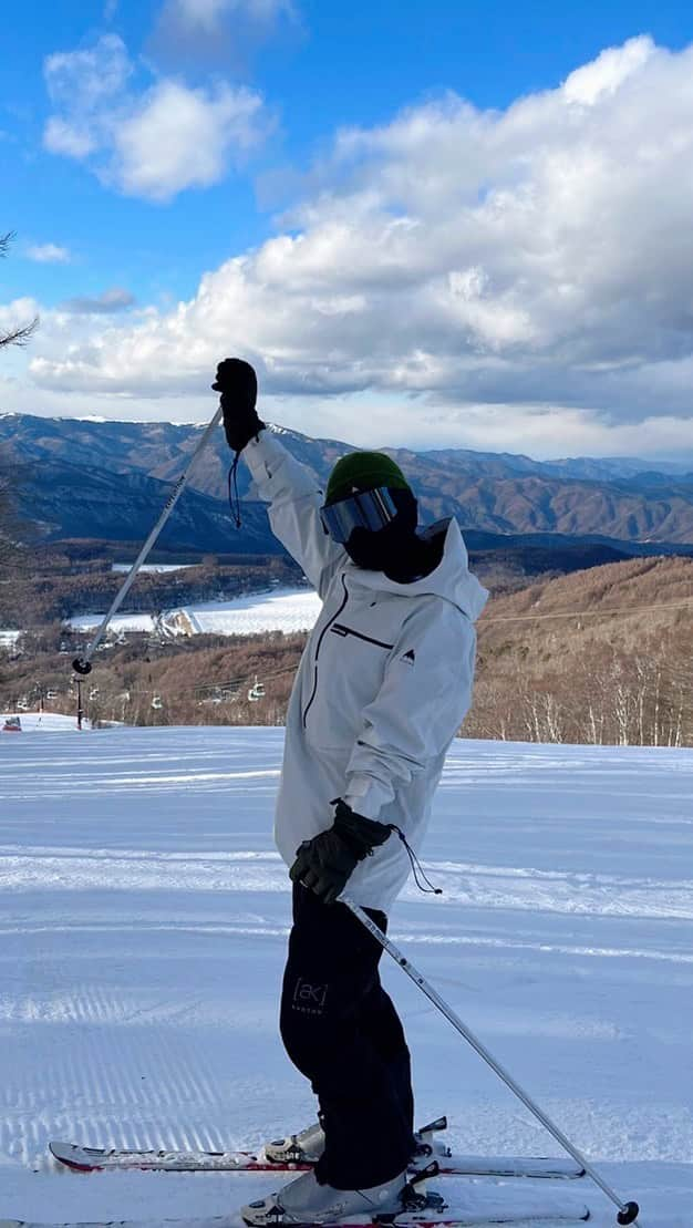 林みなほのインスタグラム：「📍白樺高原国際スキー場  あけましておめでとうございます🫶  何万年ぶりのスキーへ‼︎⛷  へっぴり腰のはの字スタイルで必死でしたが、ウェアと動画だけは一人前に決めさせて頂いた‼︎‼︎🤣」