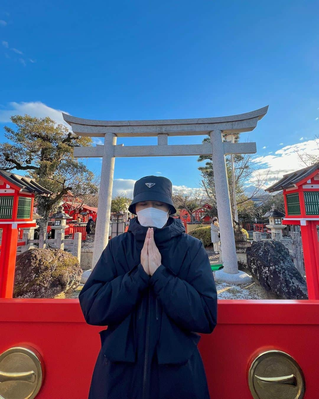 砂田将宏のインスタグラム：「明けましておめでとうございます⛩ 今年も宜しくお願い致します♡🙇🏻‍♂️  そういえば年始休み中にたまたまとあるメンバーに遭遇しました😳 誰でしょう？」