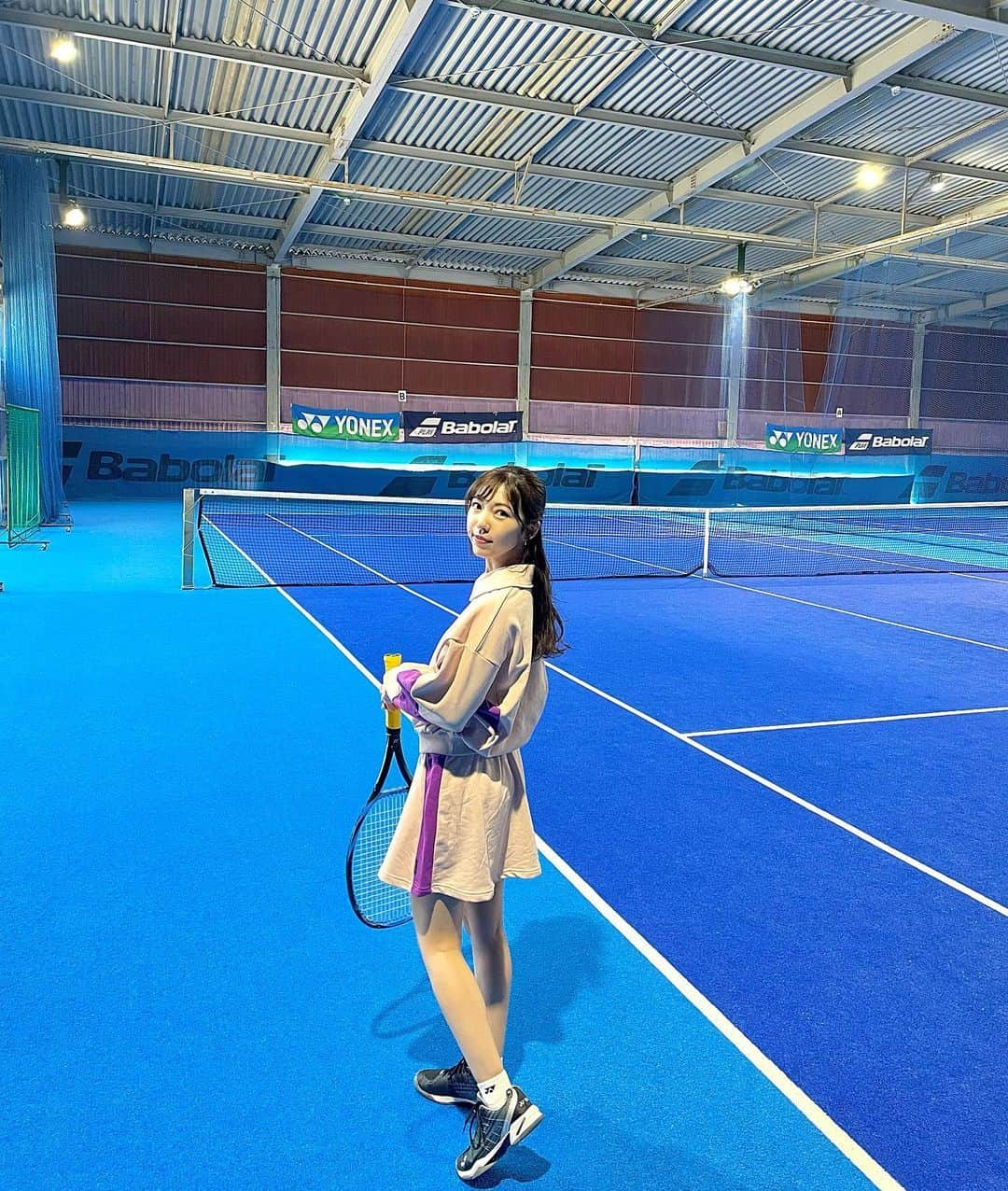 川又智菜美さんのインスタグラム写真 - (川又智菜美Instagram)「初打ちしてきました🎾 ⁡ 私にしては久しぶりのテニスだったので ウッキウキで楽しかったです〜😚 ⁡ そして本当に本当に久しぶりのカーペット！ 色鮮やかだったなぁ。 初めて通ったスクールのサーフェスは カーペットだったので懐かしく思うと共に 新年から初心に立ち返った気がしました🤭 ⁡ 今年も目一杯エンジョイしながら 一生懸命、全力で頑張っていきます😆 ⁡ #テニス #テニス女子 #tennis #テニスウェア #テニス好きな人と繋がりたい #tenniswear #tennisgirl #yonex #yonextennis #インドアコート #インドアテニス #tennislove #테니스 #테니스치는여자 #スポーツ女子」1月4日 17時41分 - chinami_k0204