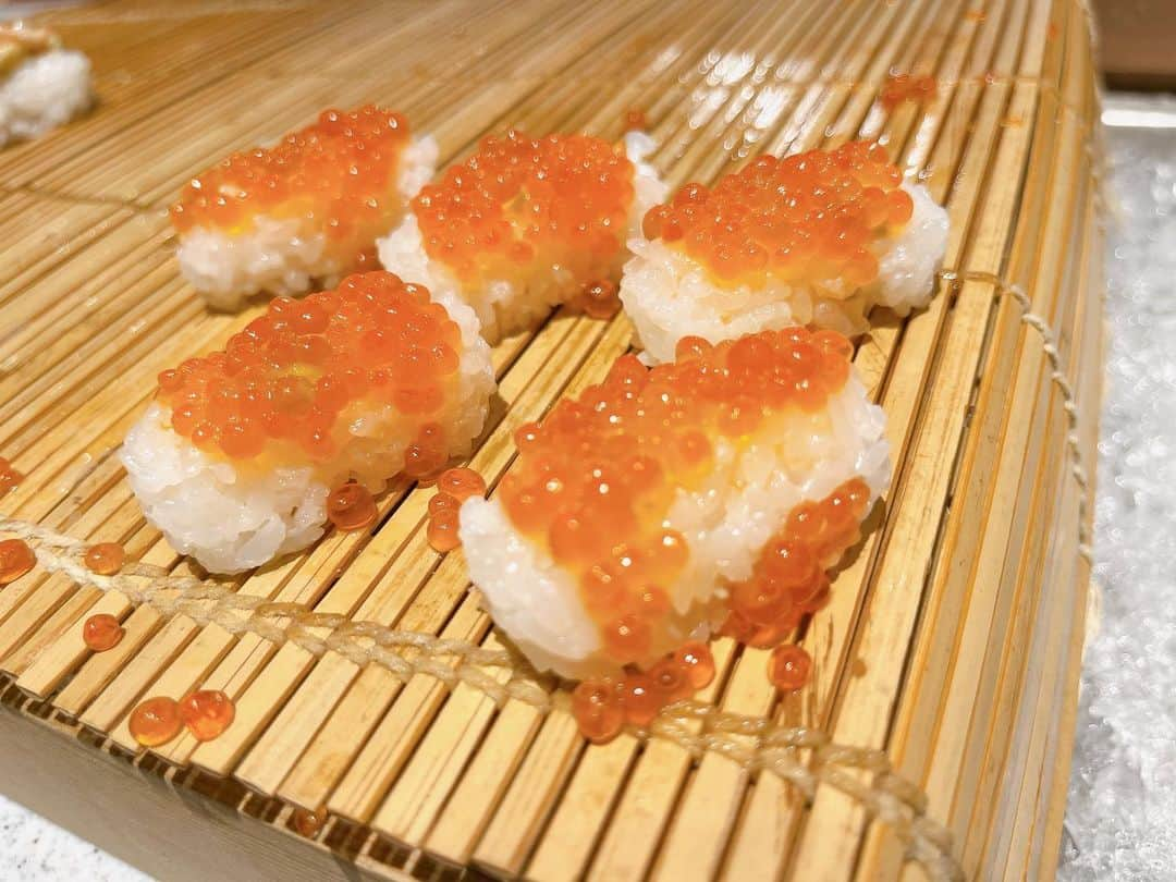 おもちのインスタグラム：「★  ・ ・ ・  夜ご飯も最高に美味しくて 海鮮がメインのバイキングへ🍣✨  朝も夜もバイキングだったんだけど 全部美味しくてもっともっと食べたかった🥹 目の前で焼いてくれるホタテは 最高に美味しかったし子供も大人も 大満足のボリューム🤭🤍  海鮮だいすきだから朝食は自分で 丼にして食べたよ🥹💕  朝食のドリンクに生リンゴジュースもあって 搾りたてをそのまま貰えるの🍎 これ本当に美味しくておかわりしちゃった笑  ・ ・ ・  📍 〒042-0932 北海道函館市湯川町1丁目18番15号  ・ ・ ・  #野口観光 #海峡の風 #海峡の風リゾート #乃の風 #緑の風 #制覇 #温泉旅館 #温泉旅行 #女子旅 #函館 #函館温泉 #湯の川 #湯の川温泉 #朝食バイキング #海鮮 #海鮮食べ放題」