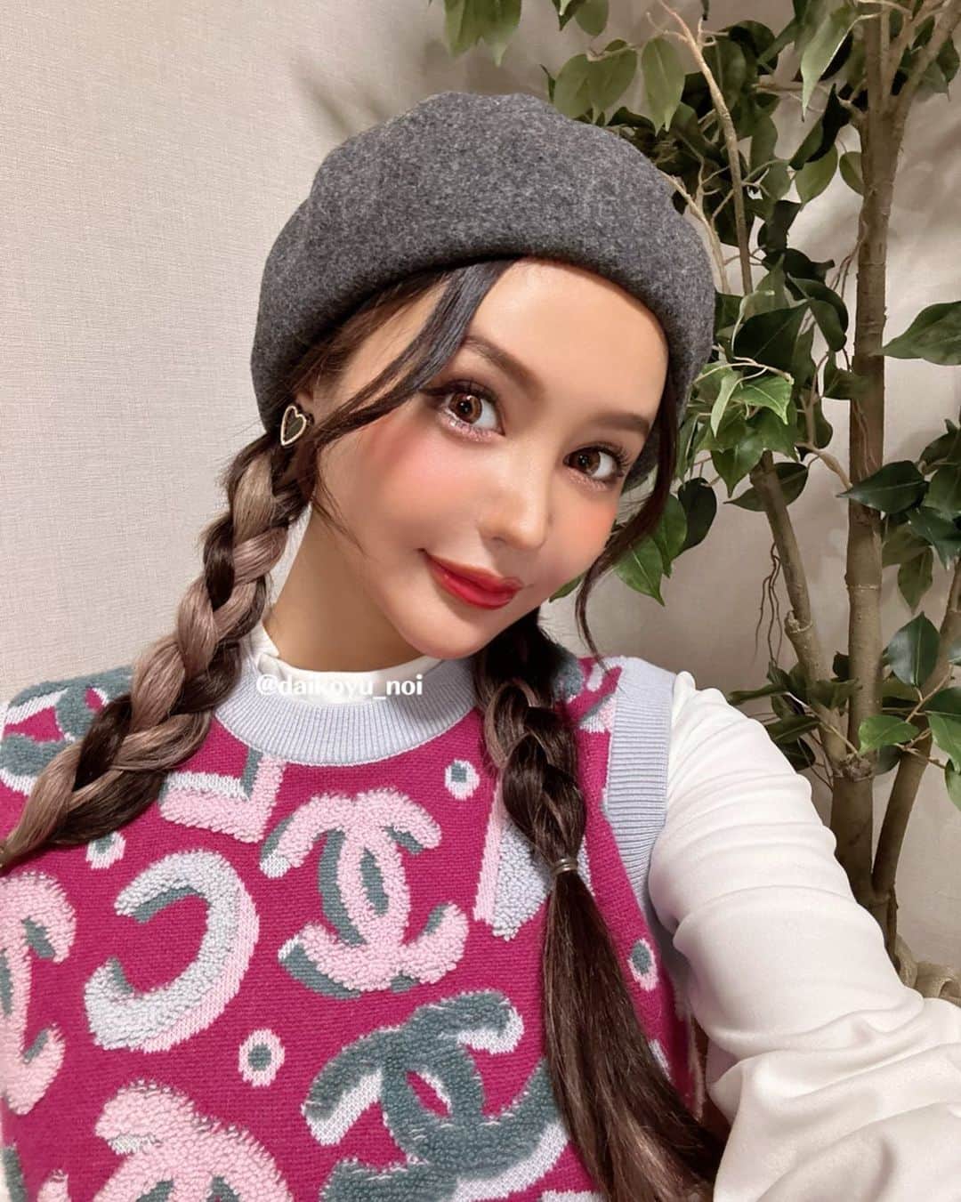のいちゃんのインスタグラム：「. おさげちゃん❤️ . . .  #みつあみアレンジ #chanel  #afactory #ダウンタイム #ショートカット#シーシャ#ドレス #vantyme#travel#summer#diet#sea#beauty#整形#豊胸#makeup#川越#沖縄#大阪#北新地#ミナミ#東京#新宿#歌舞伎町#博多#錦#キャバ嬢#シーシャ#のいちゃん」