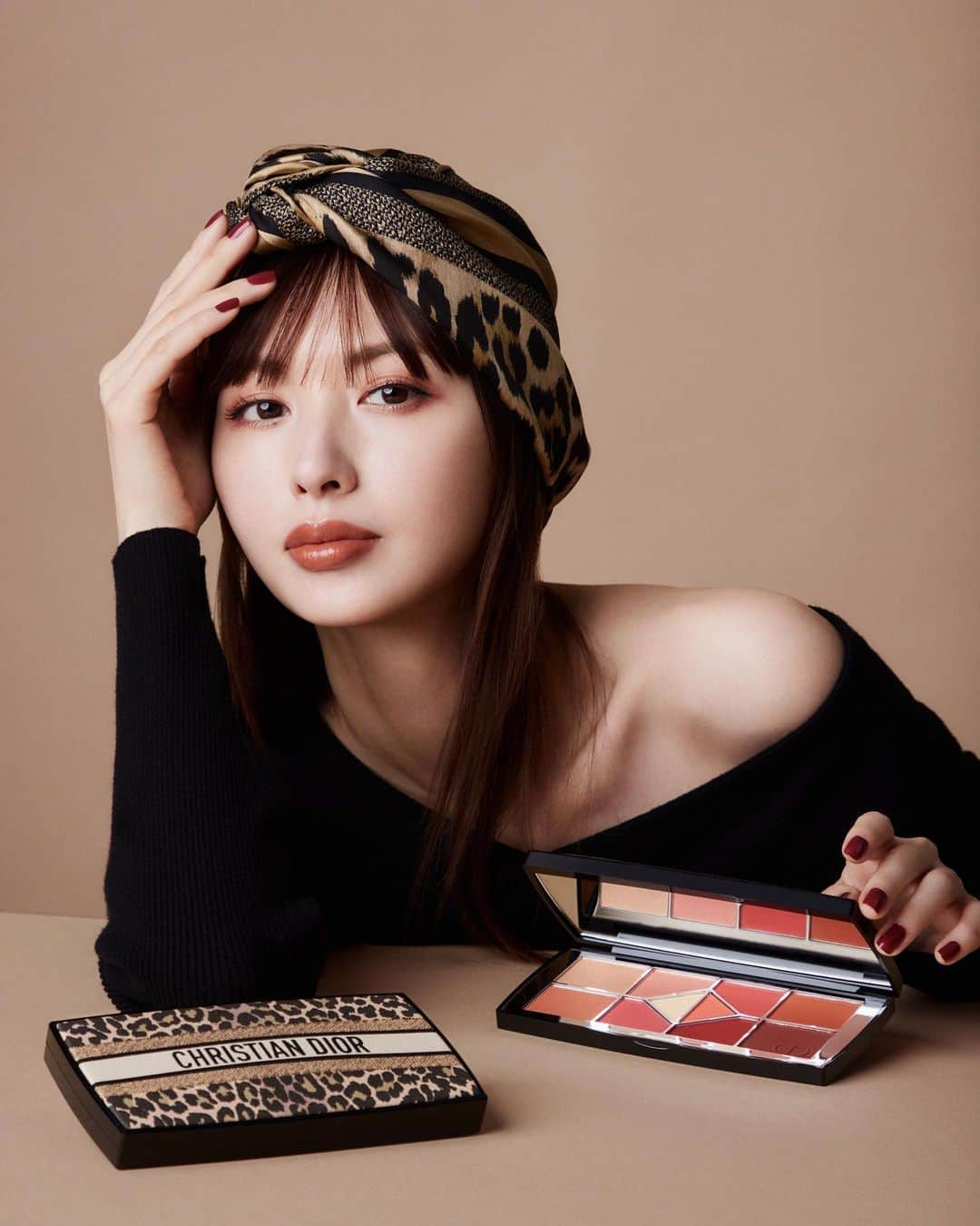 鈴木えみのインスタグラム：「@diorbeauty 「ミッツァ コレクション 2023」が1月1日から数量限定で発売中🐆💖 ㅤㅤㅤ アイシャドウパレットやルージュ、クッションファンデなど最新のメイクアップコレクションから、フレグランスコレクションの「メゾン クリスチャンディオール」まで、みんな「ミッツァ」でドレスアップ❣️ ㅤㅤㅤ 撮影で使用したアイシャドウパレットは、上品なニュアンス色や今っぽい顔が作れるおしゃれな色も入っていて、毎日大活躍の予感🫶🏻✨ ビーちゃんと並べて写真撮りたくなっちゃう🤭💕」