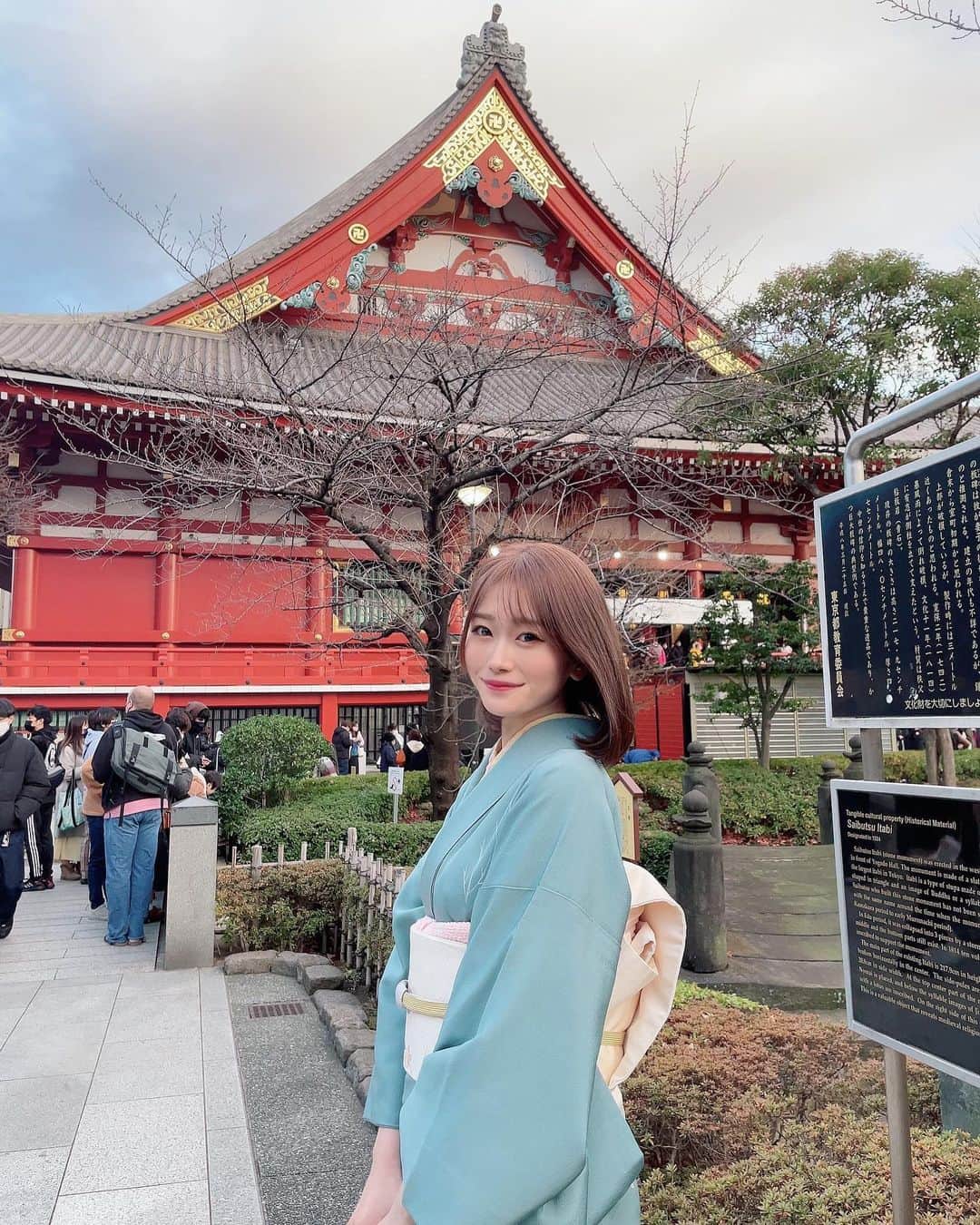 笹岡郁未のインスタグラム：「♥︎ あけましておめでとうございます🎍 2023年もよろしくお願いします！  SNSが苦手な私ですが今年はインスタも更新できるように頑張ります🤣 家にいてばかりなので友達のみんな遊びに誘ってください🤣」