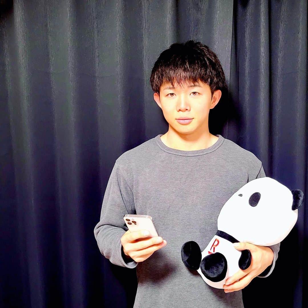 近内三孝のインスタグラム：「月々の携帯代が高いと感じて楽天モバイルに乗り換え✌️  よく動画を見ているのでデータ無制限に惹かれました！ 【月2,980円（税込3,278円/月）】 ※公平なサービス提供のため通信速度制限する場合あり。エリア外最大1Mbps。通話料等別 無制限は楽天回線エリアのみ 他キャリアの無制限プラント比較して、4分の1くらい安くなるのはありがたい！  通信状況も八幡山・明大前・新宿で使ってて問題無し。 ちなみにアメリカのダラスでも使えました。  #楽天 #楽天モバイル #PR #iPhone」