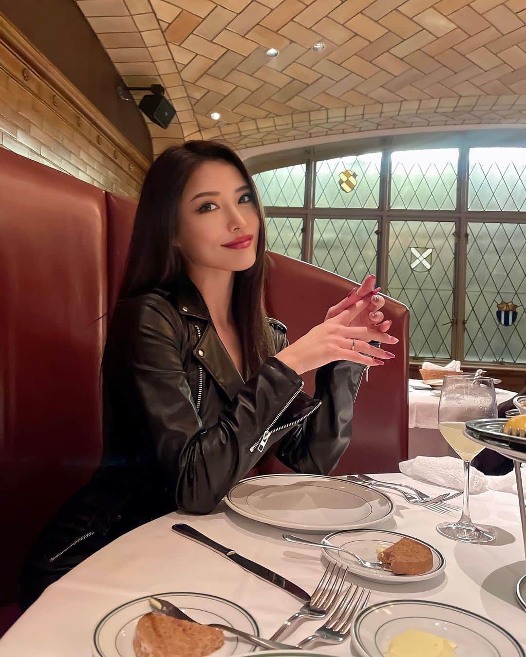 MIKAのインスタグラム：「about last night🖤  丸の内のウルフギャングかわいいし海外みたいで雰囲気良き☕️  食べすぎて苦しくてこのお洋服全部ゆるゆるにして帰ったよ。笑 みんなもお正月たくさん食べてる？😋💭  ⠀ #お正月」