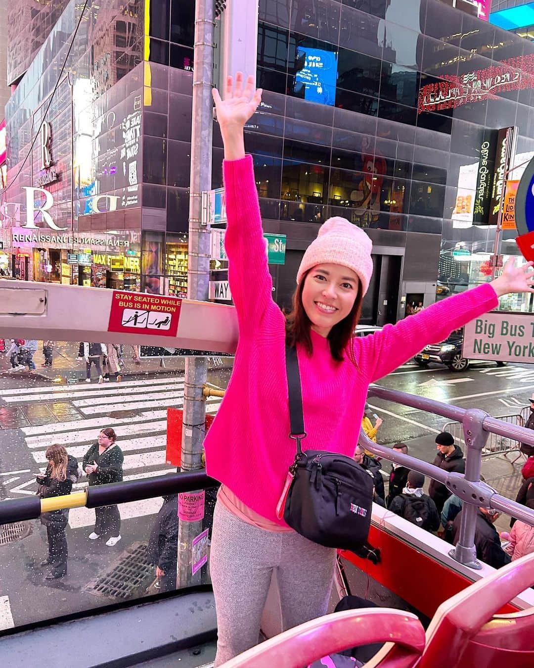 のインスタグラム：「1番前に座れてラッキー💗  #NYC #ニューヨーク #Barbie #バービー #pink #ピンク #オープントップバス #定番観光 #一周回って定番に落ち着く 😍 #定番最高❗️ #神田愛花」