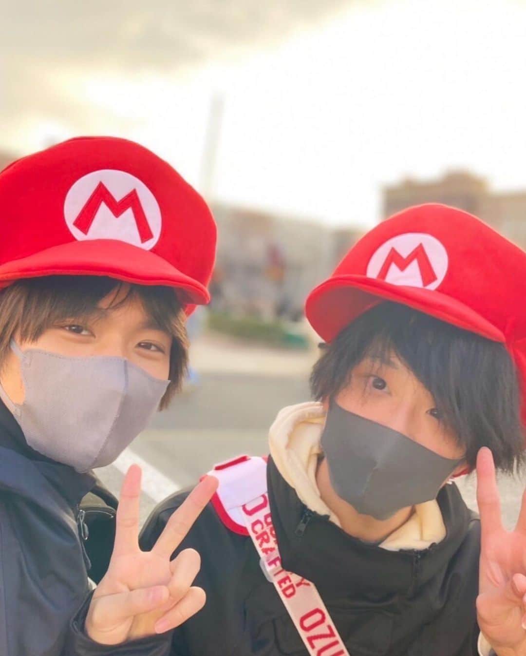 のインスタグラム：「あけましておめでとうございます！ 大阪楽しかったー 寝正月して〜地元の友達と自転車こぎまくって初詣とかとか1日大阪中まわり、次の日は毎年恒例USJ！！ 歩き回って普段運動しないから筋肉痛しんどいw リクローおじさん買って551買って だるまで串カツ食べたしそろそろかえります😌 写真はこうのすけとー 今年もよろしくお願いします」