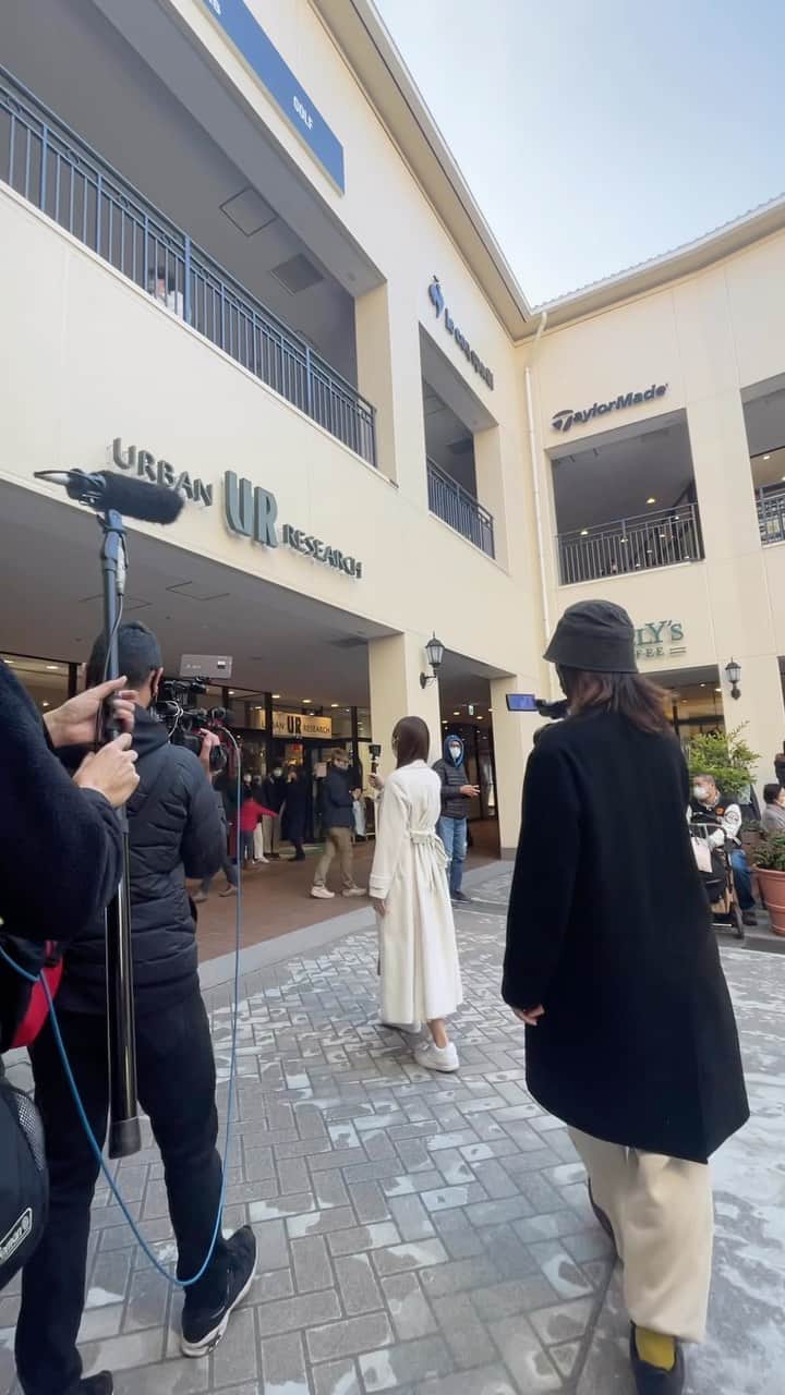 塩地美澄のインスタグラム：「テレビ東京『#よじごじDays』さんから お年玉を頂戴しました🐰 明日5日の番組ではポチ袋を手にアウトレットに潜入しております！私の今回のミッションは薬丸裕英さんと山田邦子さんに初売りセールでお土産を購入すること！お二人が喜んで下さると嬉しいなぁ🥳 もちろん皆さんの今週末のお買い物にもお得な情報をお届けします。明日のよじごじはいつもと放送時間が異なりまして16時からとなります🐇 #塩地美澄」