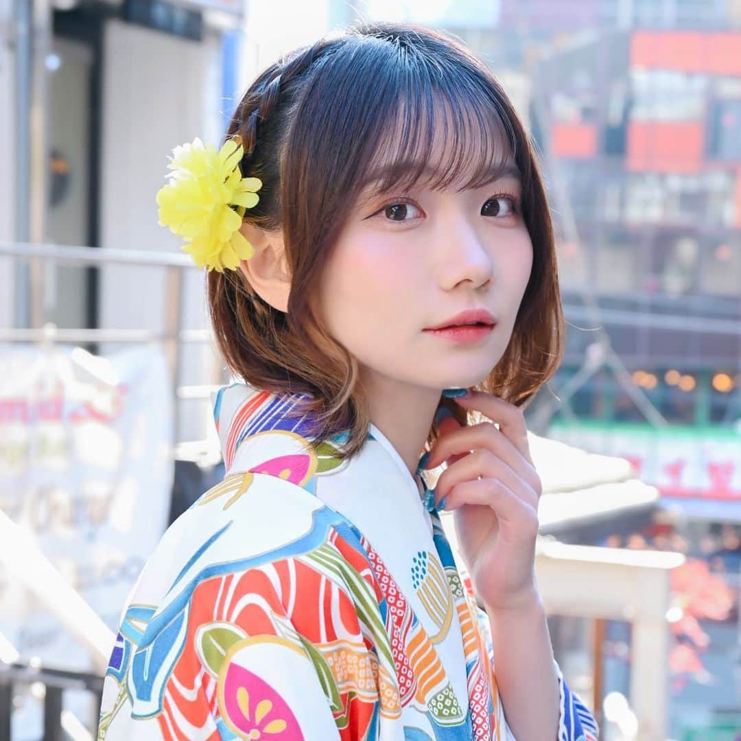 カワイレナのインスタグラム：「遅ればせながら 明けましておめでとうございます🎍⛩ 2023年も何卒宜しくお願いします❕❕  #2023年 #あけおめ #着物 #ご挨拶」