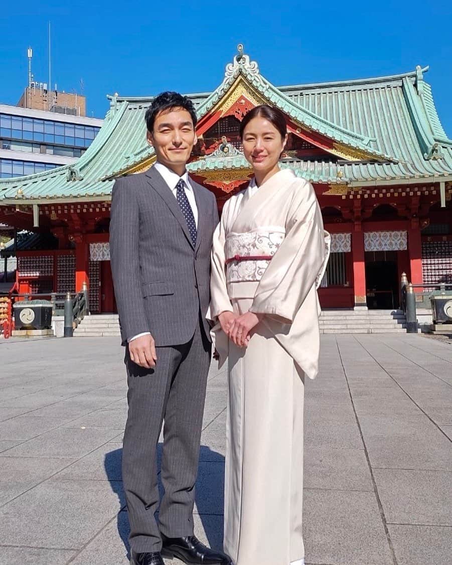 罠の戦争のインスタグラム：「🕸  ╔⭐︎⭐︎════╗ 　 オフショット ╚════⭐︎⭐︎╝   あけましておめでとうございます🎍 皆様、新年いかがお過ごしでしょうか✨  写真は、ちょっと眩しそうな鷲津夫婦👥  #罠の戦争  #草彅剛  #井川遥  #カンテレ」