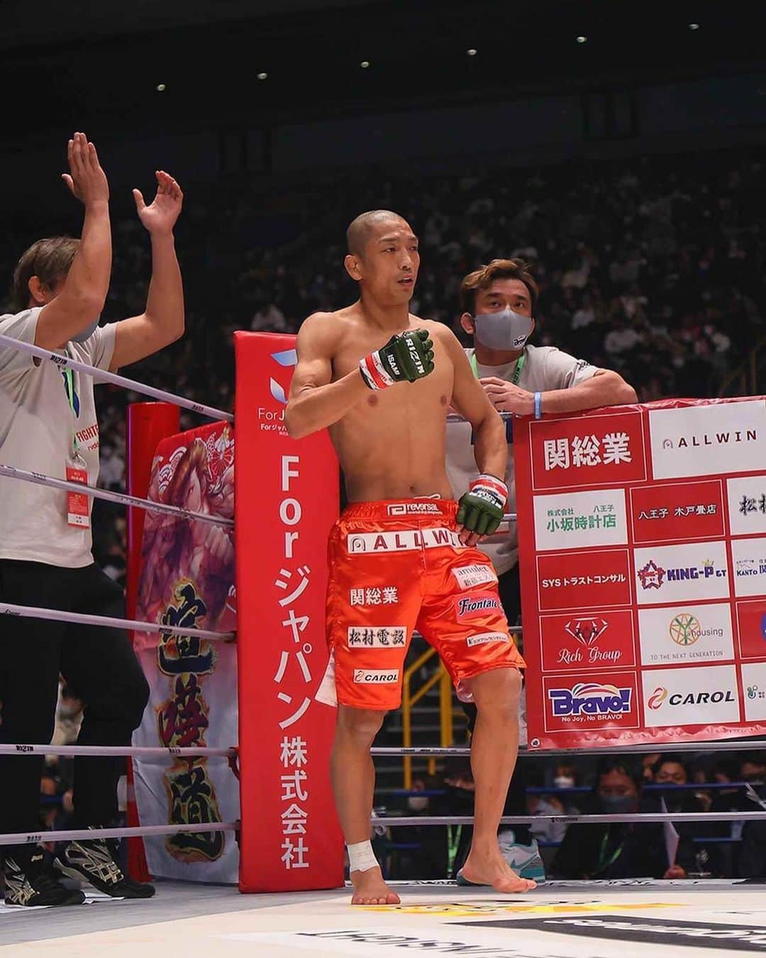 所英男さんのインスタグラム写真 - (所英男Instagram)「大晦日RIZIN40で 所英男を応援してくださった スポンサーの皆様。  勝ったり負けたりの僕ですが いつも温かくサポートしてくださって 本当にありがとうございます。  #ALLWIN 様 #川崎フロンターレ 様 #amulet 様 #関総業 様 #松村電設 様 #パブリックビジネスジャパン 様 #CAROL 様  #水の遠山鐵工所 様 #関東リフォーム 様 #木戸畳店 様 #小坂時計店 様 #YOSHIMURA 様 #道建 様 #秀久家族ちゃんねる 様 #SYSトラストコンサル 様 #JsHOLDINGS 様 #KINGP 様 #KATSURA 様 #Yshousing 様 #Factory 様 #Bravo 様 #77会  RIZIN40所英男を支えてくださった スポンサーの皆様、本当に有難うございます！  #RIZIN40」1月4日 19時48分 - tokorohideo