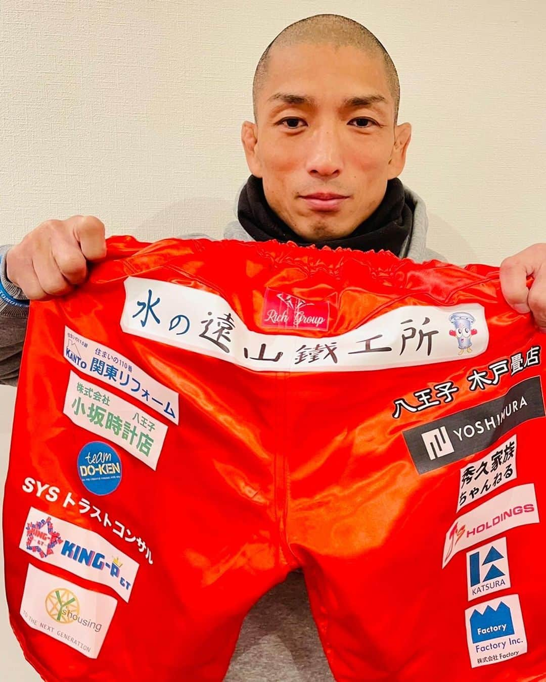 所英男さんのインスタグラム写真 - (所英男Instagram)「大晦日RIZIN40で 所英男を応援してくださった スポンサーの皆様。  勝ったり負けたりの僕ですが いつも温かくサポートしてくださって 本当にありがとうございます。  #ALLWIN 様 #川崎フロンターレ 様 #amulet 様 #関総業 様 #松村電設 様 #パブリックビジネスジャパン 様 #CAROL 様  #水の遠山鐵工所 様 #関東リフォーム 様 #木戸畳店 様 #小坂時計店 様 #YOSHIMURA 様 #道建 様 #秀久家族ちゃんねる 様 #SYSトラストコンサル 様 #JsHOLDINGS 様 #KINGP 様 #KATSURA 様 #Yshousing 様 #Factory 様 #Bravo 様 #77会  RIZIN40所英男を支えてくださった スポンサーの皆様、本当に有難うございます！  #RIZIN40」1月4日 19時48分 - tokorohideo