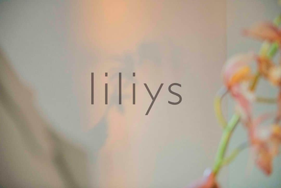 新倉真奈美のインスタグラム：「. liliys  リリスの名前の由来は アマリリスの花言葉が 「輝く程の美しさ」 という意味があり  hairを整える事で見た目はもちろん 自分だけのリラックスした空間で 過ごして頂き 中身から輝いて欲しい✨  そんな思いでつけました  ロゴデザインは なりちゃんの 旦那様に依頼しました  リリスという名前の響きが甘めだったので ロゴはスタイリッシュに オトナっぽくしたかったので 雰囲気を伝えてイメージ合う デザインにしてもらいました  名刺も素敵に作って頂きました✨  なりちゃんご夫婦 @nnnarikooo  @ryotarai  色々細かい相談に乗ってもらい 本当に有難う御座いました♡」