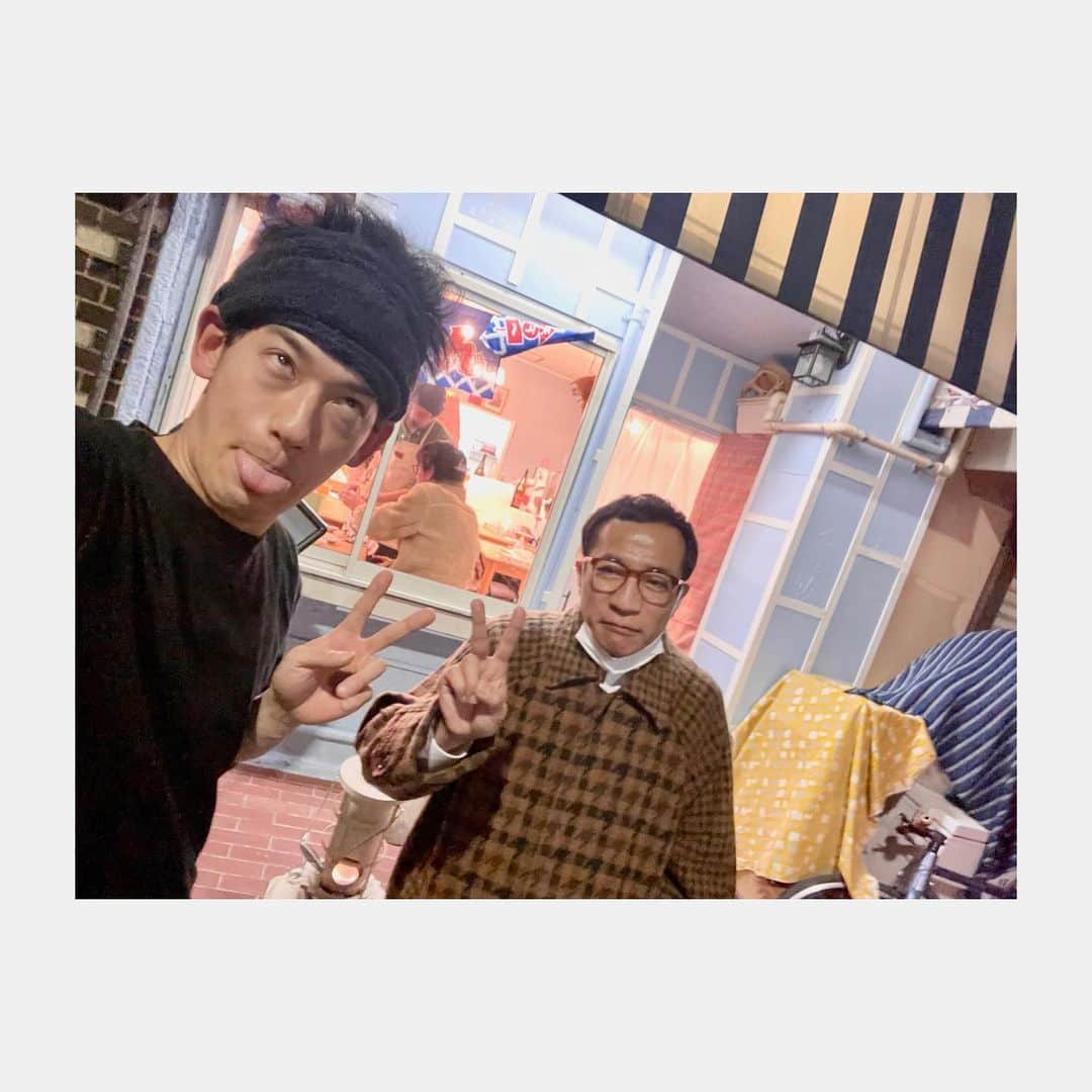 吉田健悟さんのインスタグラム写真 - (吉田健悟Instagram)「ラーメン昭和、閉店しました。  久しぶりに根性みせた気がする。  支えて下さった皆様、本当にありがとうございました。想像以上の数の来店でてんやわんやでした。文字通り死にそうになったんだけど何より楽しかった。  死ぬ気でやる！ってやつ。とにかく足掻け足掻け〜。 やっぱね闘わにゃいけんですね。人生こだわりをもって闘わんといけん。ジャスト・ドゥー・イットってやつ。 ダラダラ人間の俺には相当苦手なことですが何とか鞭打ってやっておりました。  一緒にやって下さった、田嶋裕介さん @tajimatacos  ご来店下さった全てのお客様、応援してくださる皆様 ありがとうございました。  全てのラーメン屋を尊敬します。  ラーメン屋はこれで引退。5年後くらいにまたなんかやろうかな。なんて。  少し休んで、俳優に戻ります。  とりあえず  あけおめ。  1枚目 📸　@wakky.camera  #吉田健悟 #ラーメン」1月4日 19時57分 - kennenperm