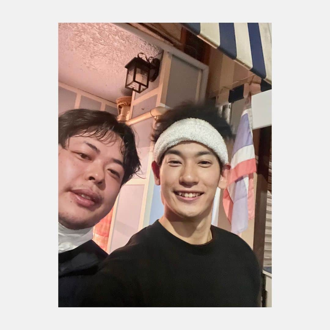 吉田健悟さんのインスタグラム写真 - (吉田健悟Instagram)「ラーメン昭和、閉店しました。  久しぶりに根性みせた気がする。  支えて下さった皆様、本当にありがとうございました。想像以上の数の来店でてんやわんやでした。文字通り死にそうになったんだけど何より楽しかった。  死ぬ気でやる！ってやつ。とにかく足掻け足掻け〜。 やっぱね闘わにゃいけんですね。人生こだわりをもって闘わんといけん。ジャスト・ドゥー・イットってやつ。 ダラダラ人間の俺には相当苦手なことですが何とか鞭打ってやっておりました。  一緒にやって下さった、田嶋裕介さん @tajimatacos  ご来店下さった全てのお客様、応援してくださる皆様 ありがとうございました。  全てのラーメン屋を尊敬します。  ラーメン屋はこれで引退。5年後くらいにまたなんかやろうかな。なんて。  少し休んで、俳優に戻ります。  とりあえず  あけおめ。  1枚目 📸　@wakky.camera  #吉田健悟 #ラーメン」1月4日 19時57分 - kennenperm