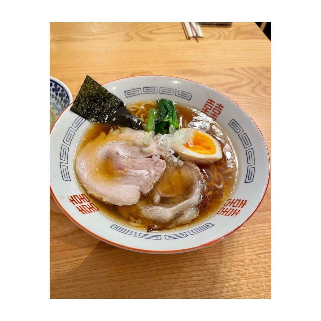 吉田健悟さんのインスタグラム写真 - (吉田健悟Instagram)「ラーメン昭和、閉店しました。  久しぶりに根性みせた気がする。  支えて下さった皆様、本当にありがとうございました。想像以上の数の来店でてんやわんやでした。文字通り死にそうになったんだけど何より楽しかった。  死ぬ気でやる！ってやつ。とにかく足掻け足掻け〜。 やっぱね闘わにゃいけんですね。人生こだわりをもって闘わんといけん。ジャスト・ドゥー・イットってやつ。 ダラダラ人間の俺には相当苦手なことですが何とか鞭打ってやっておりました。  一緒にやって下さった、田嶋裕介さん @tajimatacos  ご来店下さった全てのお客様、応援してくださる皆様 ありがとうございました。  全てのラーメン屋を尊敬します。  ラーメン屋はこれで引退。5年後くらいにまたなんかやろうかな。なんて。  少し休んで、俳優に戻ります。  とりあえず  あけおめ。  1枚目 📸　@wakky.camera  #吉田健悟 #ラーメン」1月4日 19時57分 - kennenperm