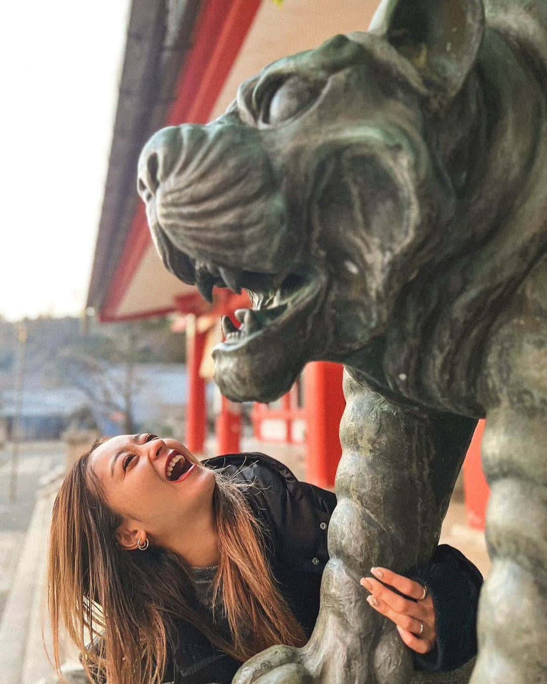 のインスタグラム：「． 今年の初詣も去年と一緒で 京都の鞍馬寺🐅♡ 1年前もこの虎ちゃんと写真撮ったから 今年もよろしくと言うことで📸笑」