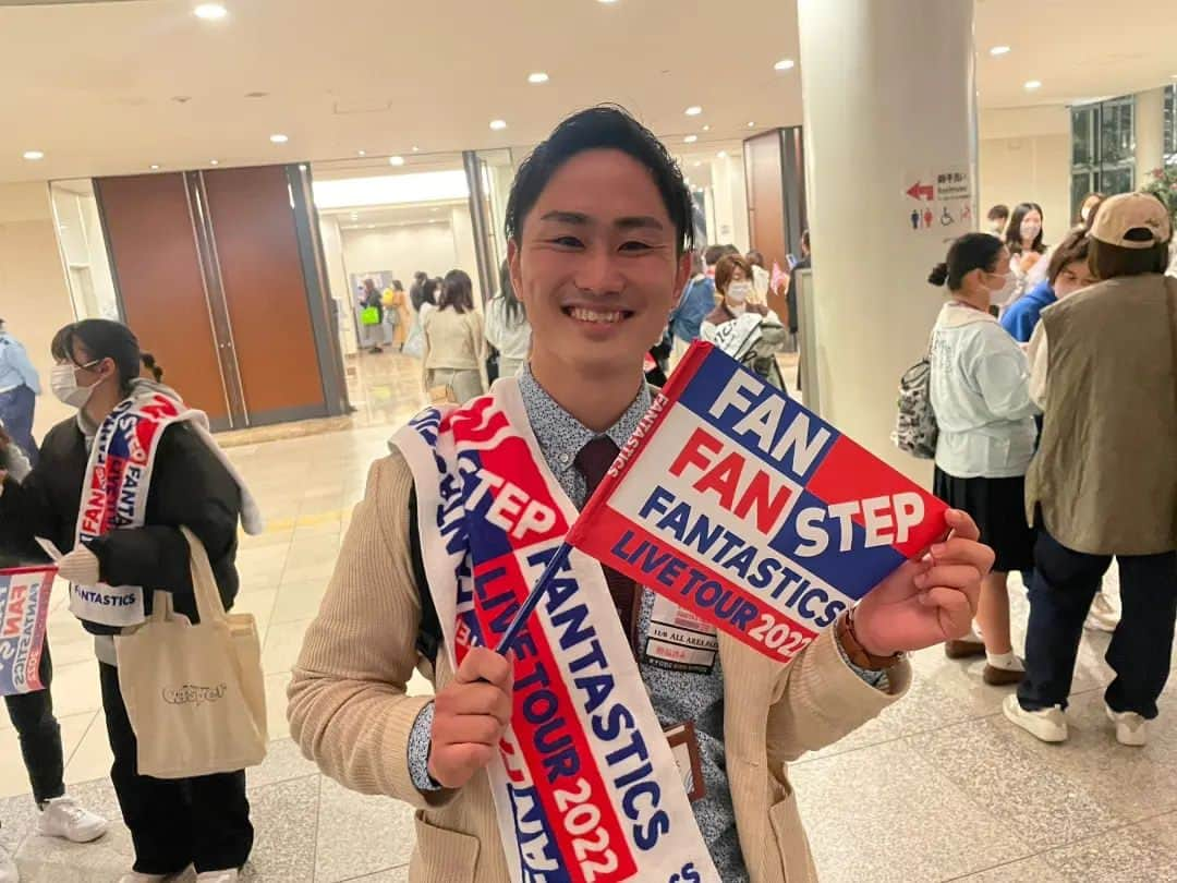 渡邉敬大さんのインスタグラム写真 - (渡邉敬大Instagram)「#fantastics 大分上陸♨️  全国ツアーで各地を回る中、 OBSのスタジオにも来てくれました🥺  #世界 さんは大人ながら 気さくに話しかけてくださって 私の緊張をほぐしてくれました😭✨  #瀬口黎弥 さんは同郷😲 福岡トークで盛り上がりました😳  記念撮影のときに2人から セクシーな香水の香りがして 惚れてしまいました…。  翌日のライブもちろん参戦🔥 ファンタ流の #choochootrain に始まり 盛り上がる曲からダンスナンバーまで あっという間の2時間でした📣  ジャンプツアーも発表されていて 2023年も目が離せません👀  #音楽な時間 #インタビュー #大分放送 #アナウンサー #音楽プレゼンター #渡辺敬大 #わたなべけいた」1月4日 19時49分 - obs_watanabe_keita